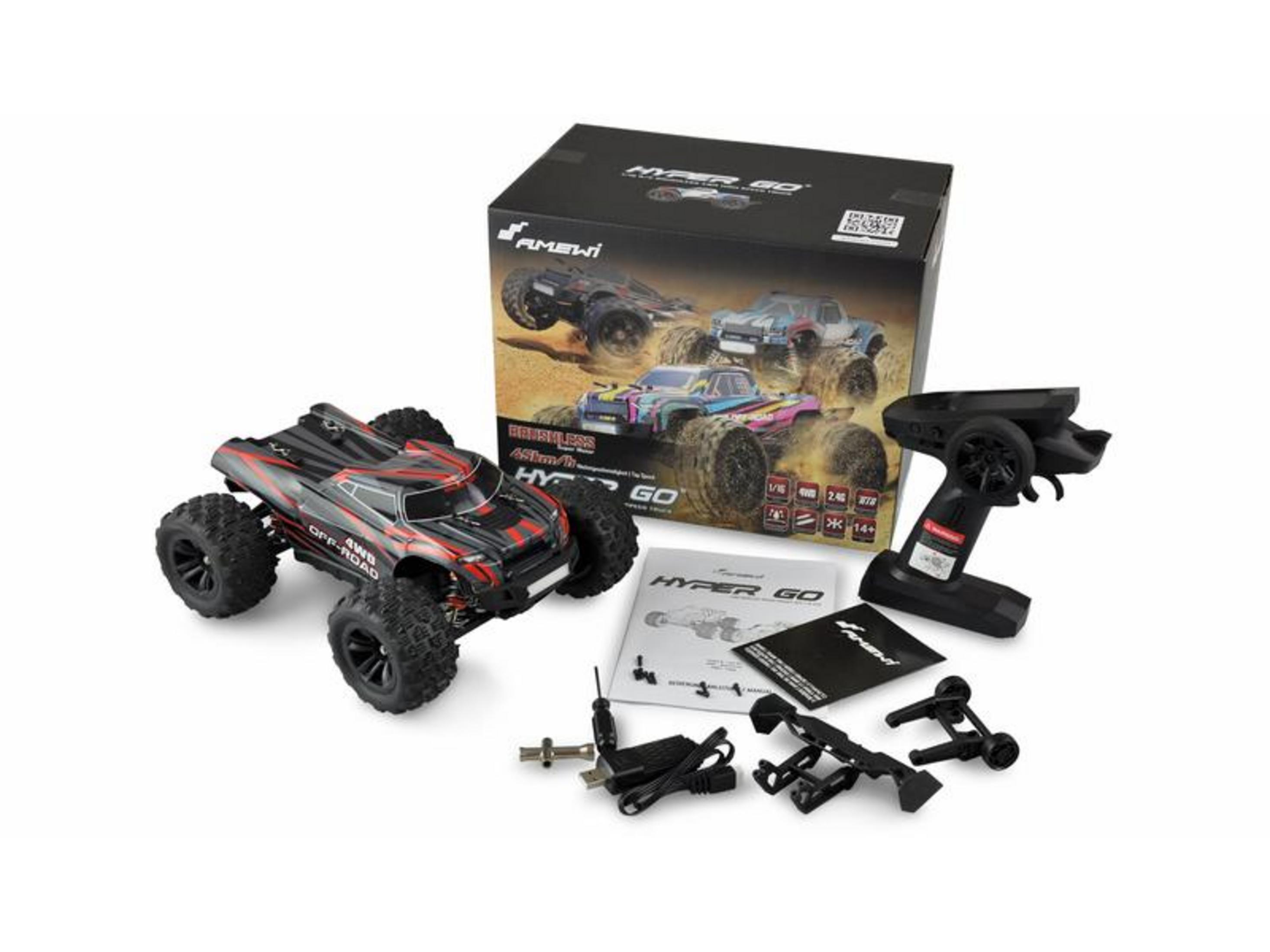 Un coche RC rojo con neumáticos todoterreno, mando y accesorios.