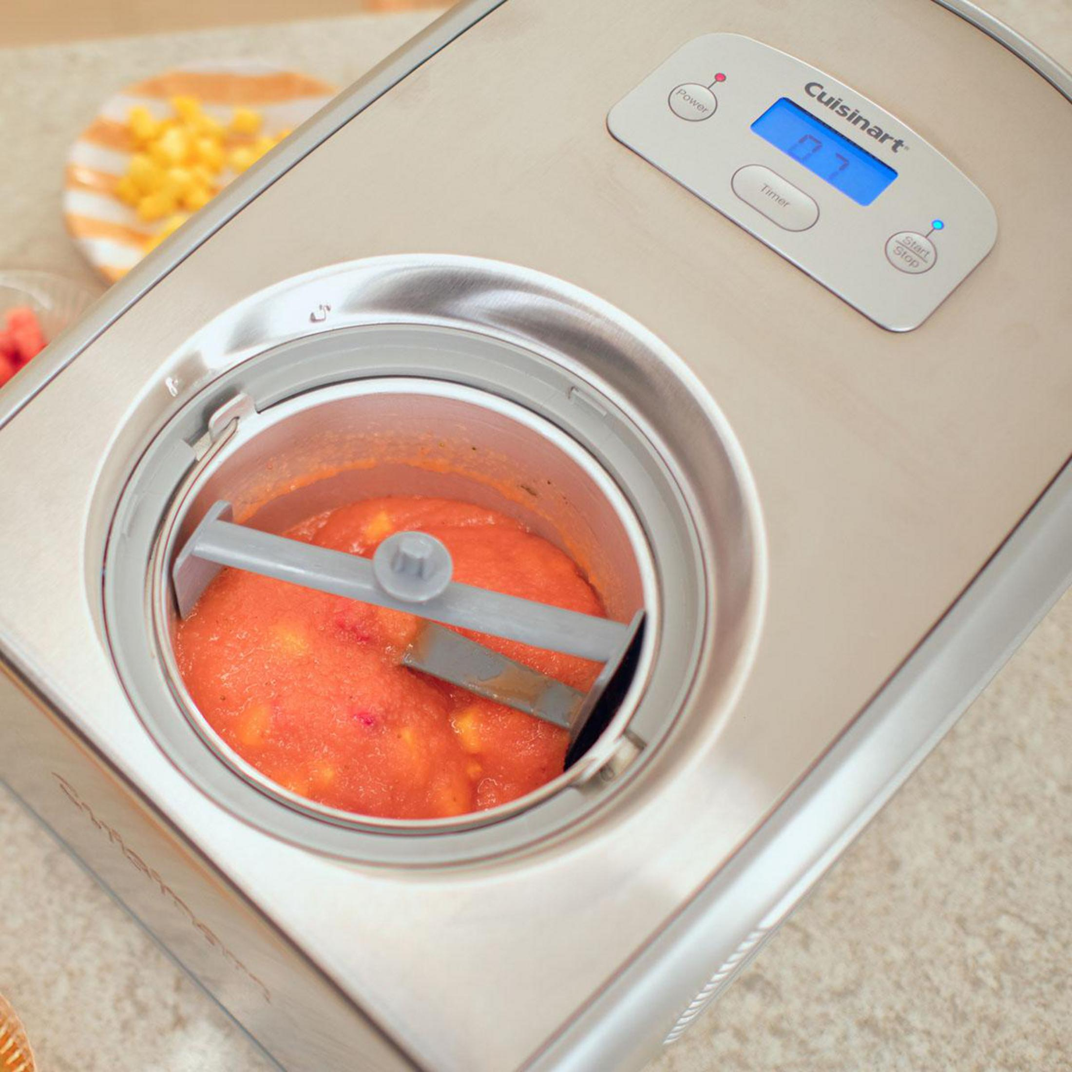 Gelatiera Cuisinart con composto di frutta e pala. Display digitale mostra 07.