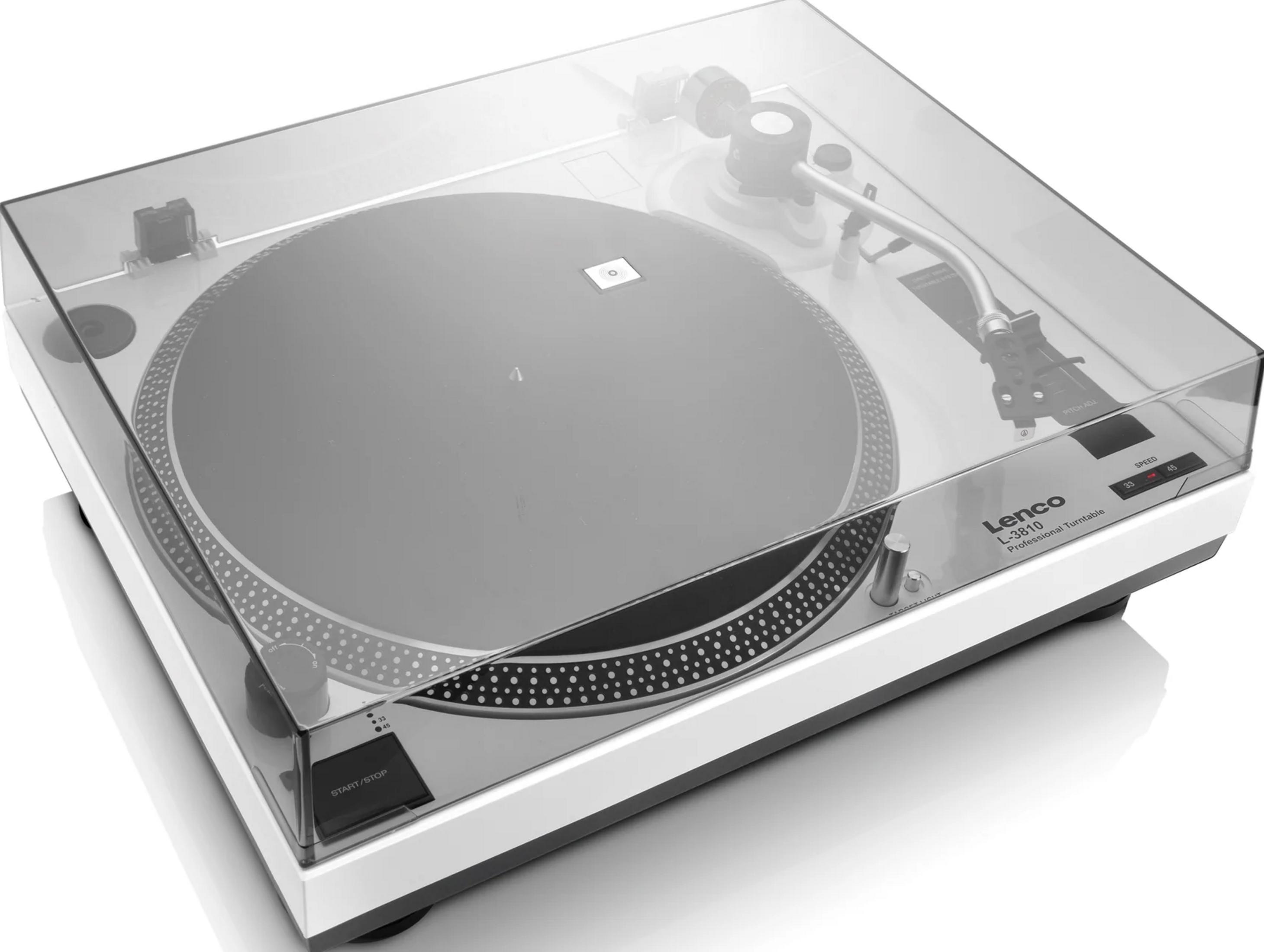 Un tocadiscos Lenco L-3810 con tapa antipolvo transparente, brazo y plato.