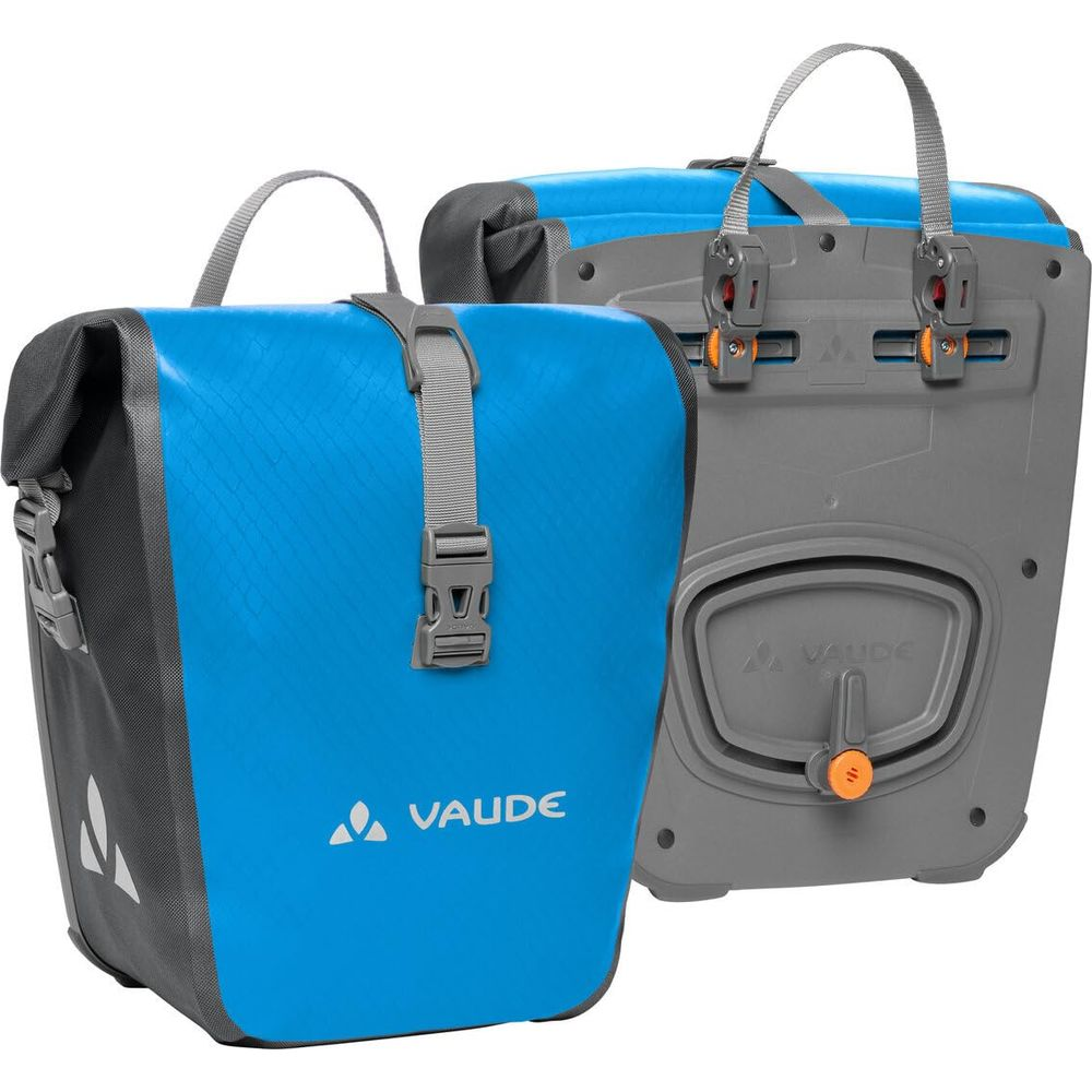 Due borse da bici blu e grigie con logo Vaude, una con fibbia.