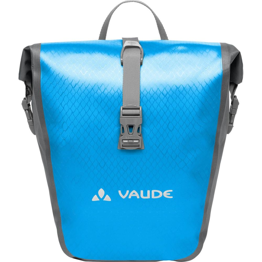 Borsa da bicicletta Vaude blu con cinghia e fibbia grigie.