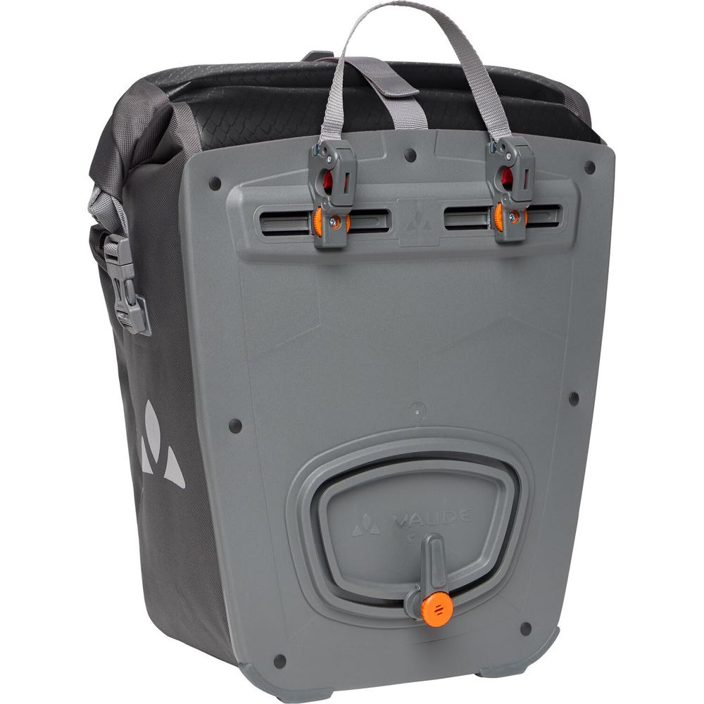 Szara torba rowerowa z zapięciem na klik i logo Vaude. Zamknięta.