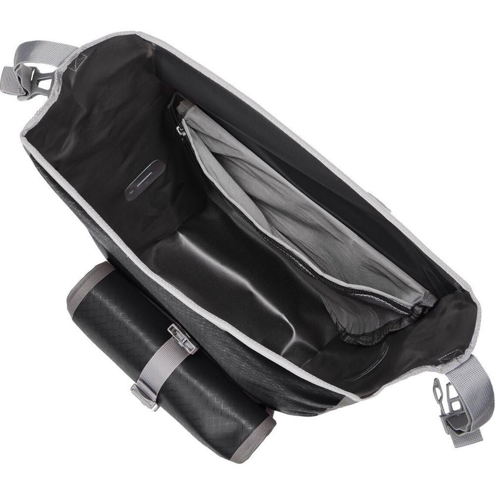 Otwarta czarna torba z kieszenią z siatki i zewnętrznie przymocowanym cylindrem.