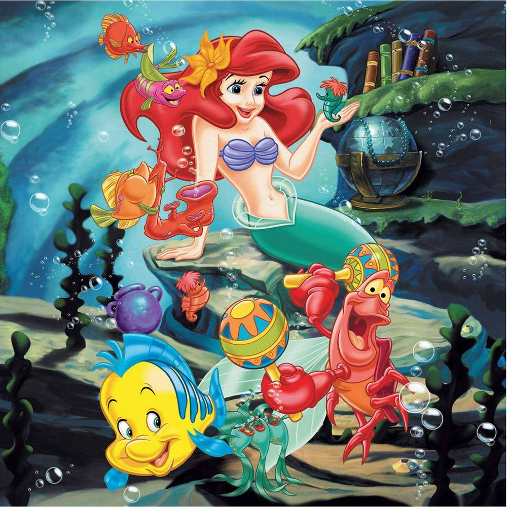 Ariel, Flounder, Sebastian und Fische tummeln sich unter Wasser mit Artefakten.