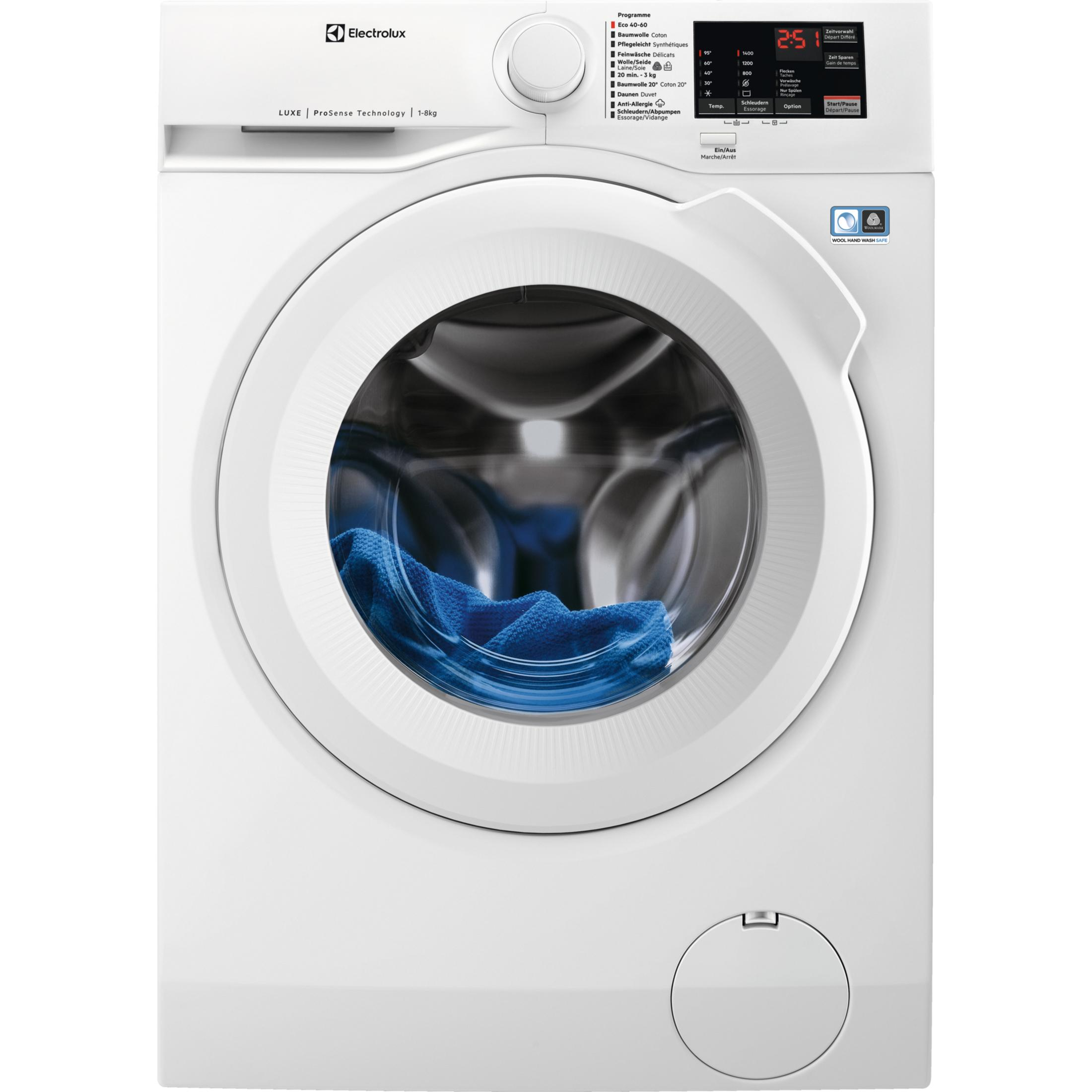Eine weiße Electrolux Waschmaschine mit einem blauen Handtuch in der Trommel.