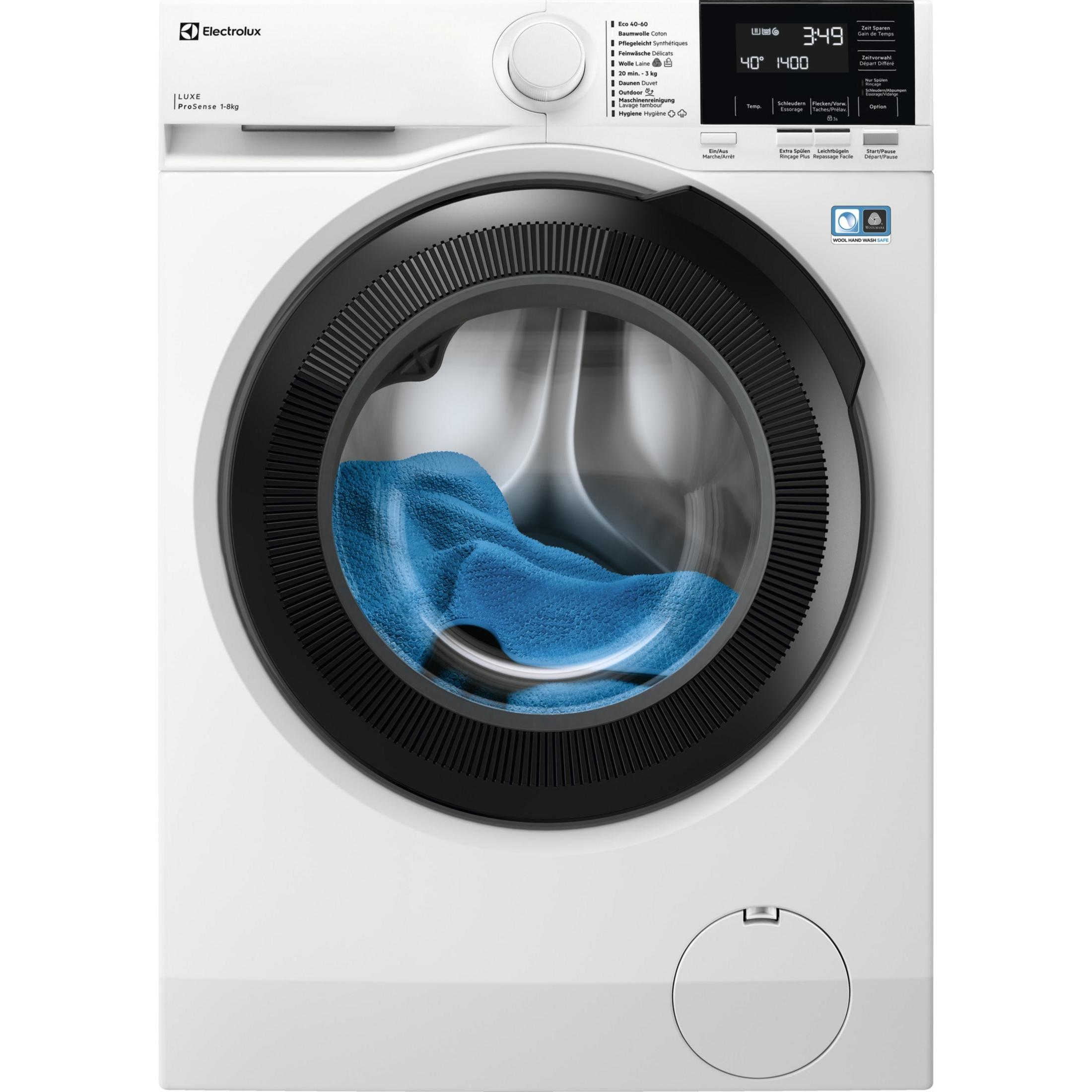 Eine weiße Electrolux Waschmaschine mit einem blauen Handtuch in der Trommel.