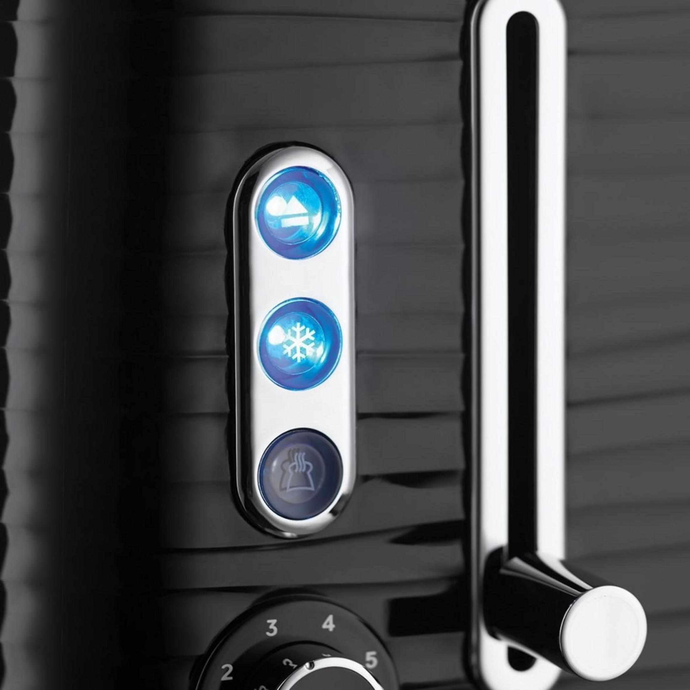 Czarny toster z trzema podświetlanymi przyciskami: podgrzewanie, mrożonki, bajgiel. Dźwignia obok.