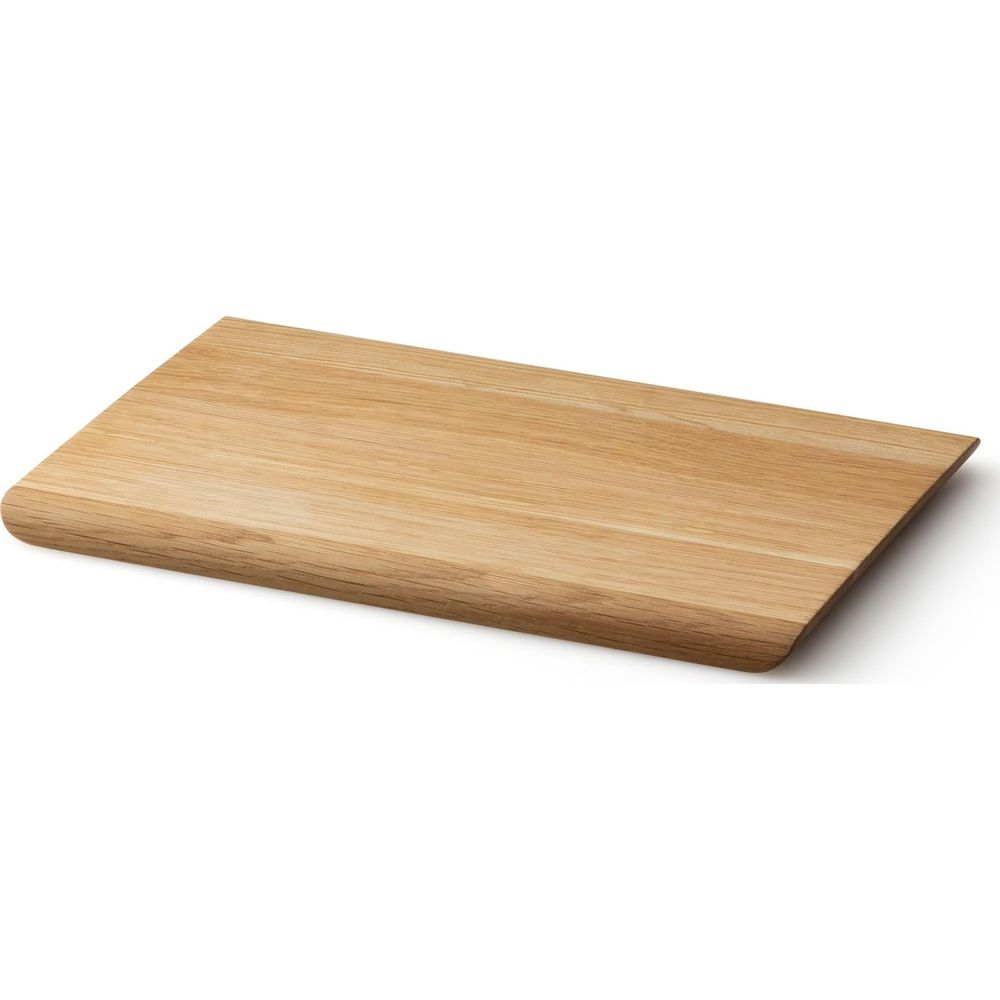 Ein rechteckiges Holzbrett mit abgerundeten Kanten auf weißem Hintergrund.