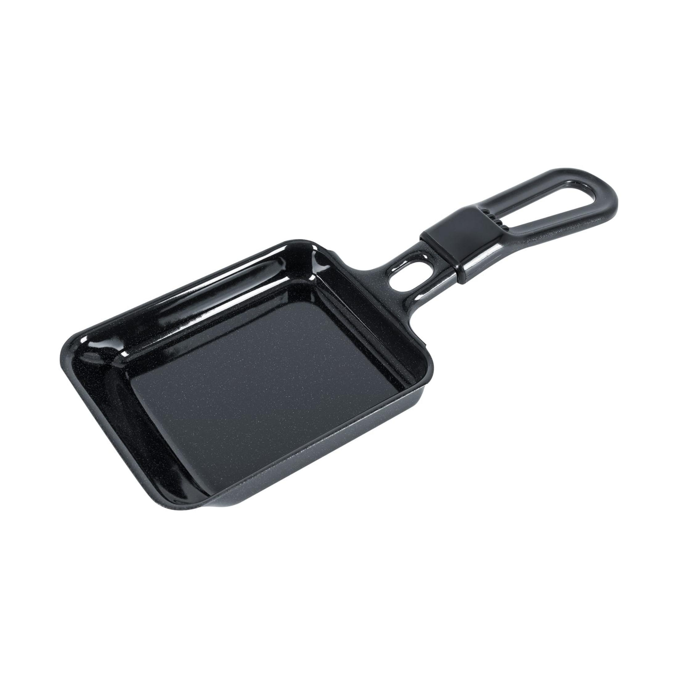 Schwarze Pfanne mit Griff, auf weißem Hintergrund.