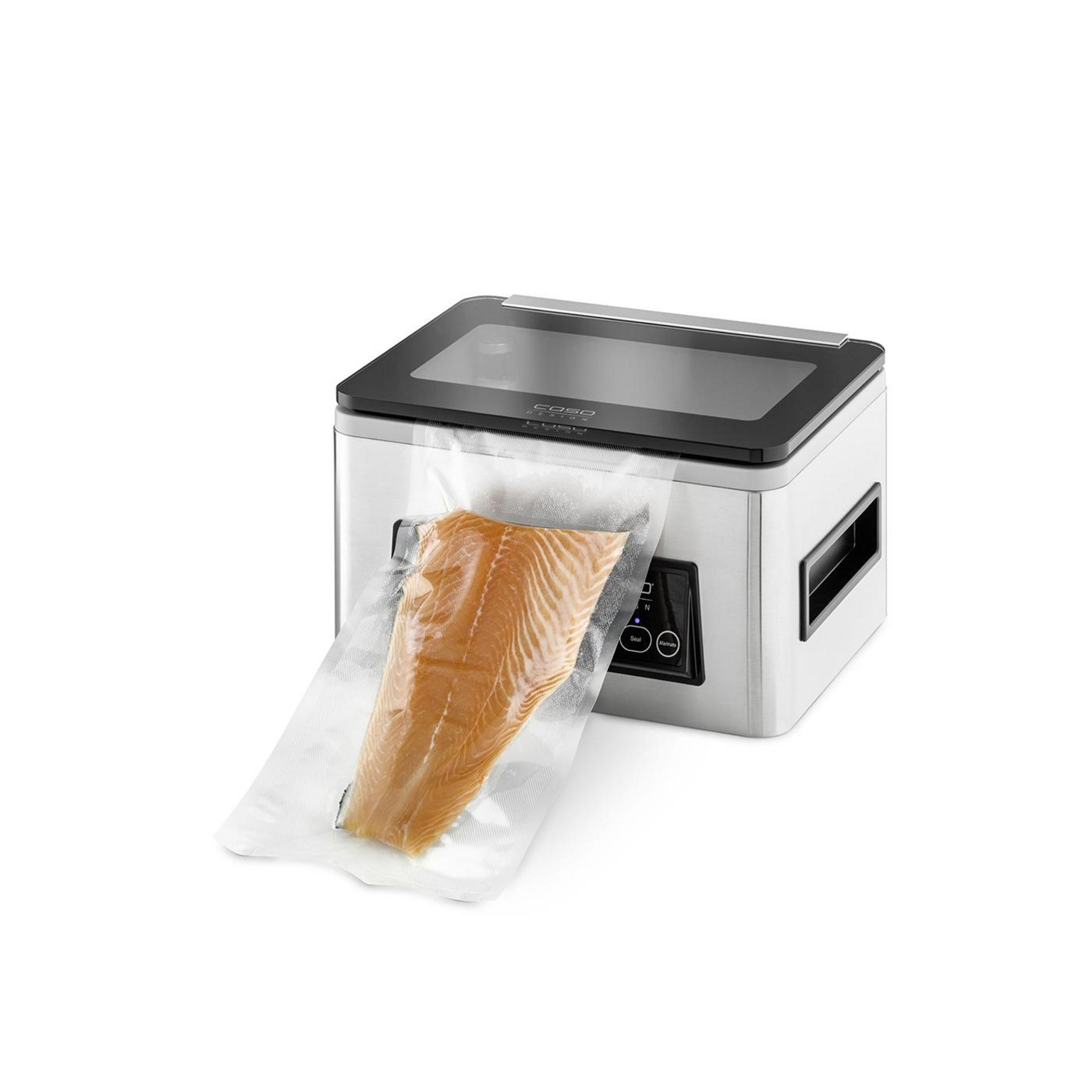 Ein Vakuumiergerät mit einem Stück Lachs in einem Vakuumbeutel.