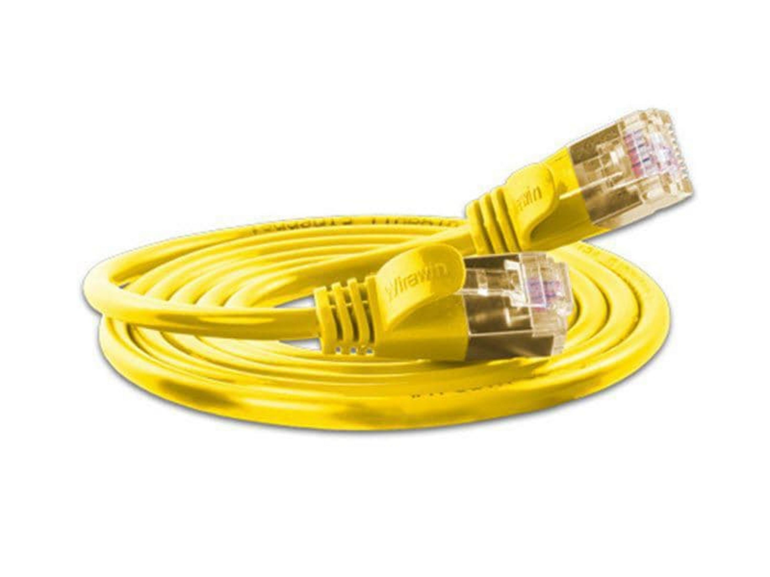 Un câble Ethernet jaune enroulé avec deux connecteurs RJ45.