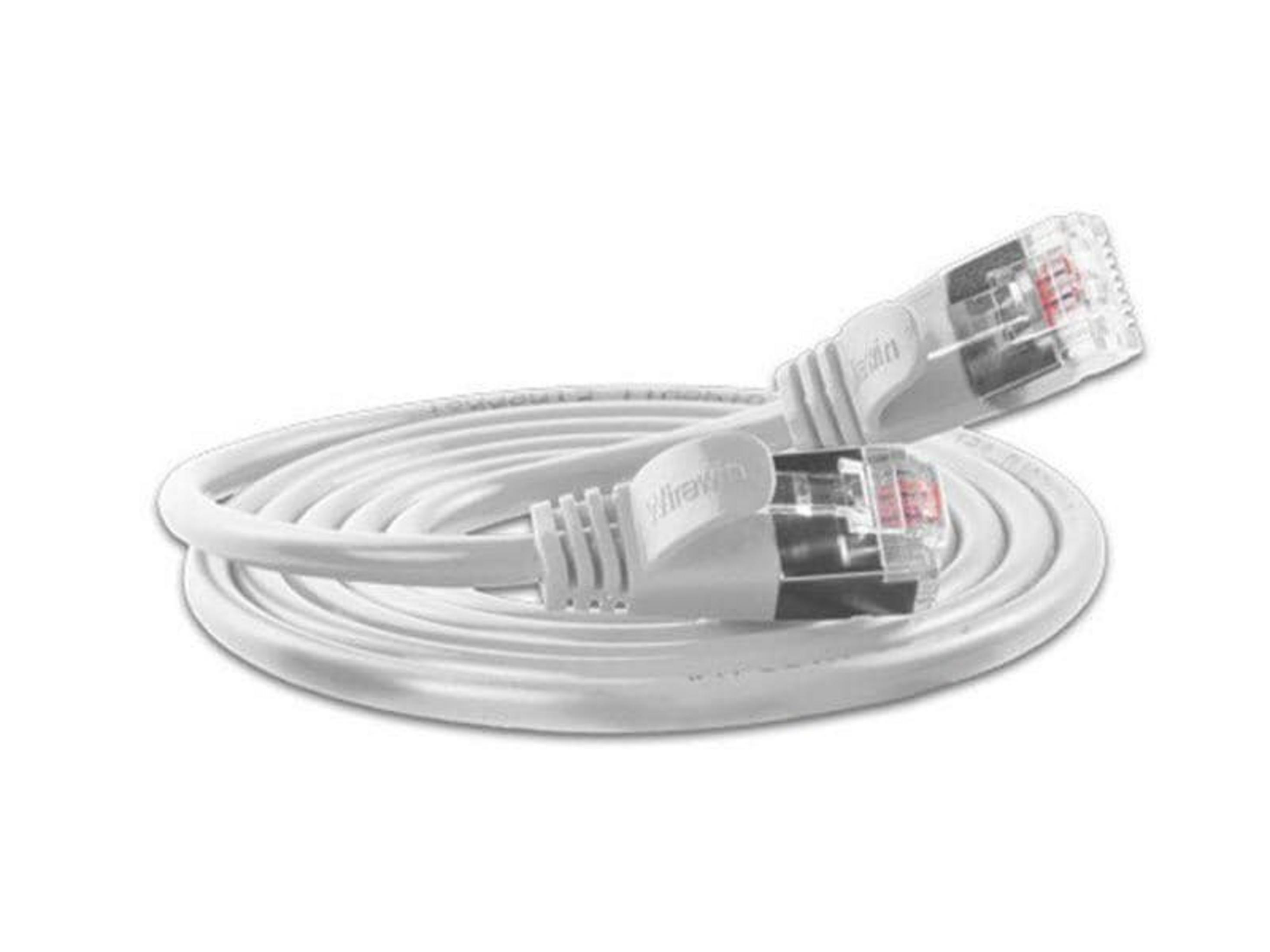 Un câble Ethernet blanc avec connecteurs transparents est enroulé.