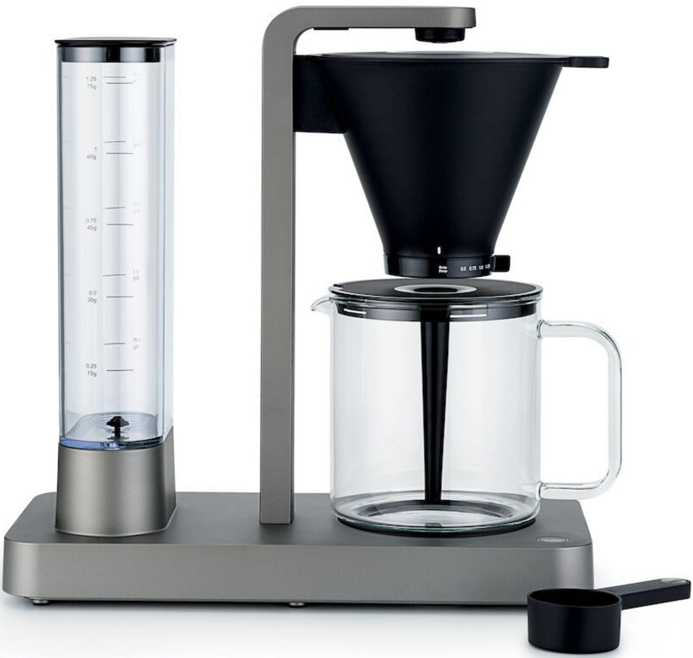 Una macchina da caffè grigia con caraffa in vetro, serbatoio dell'acqua e portafiltro nero.