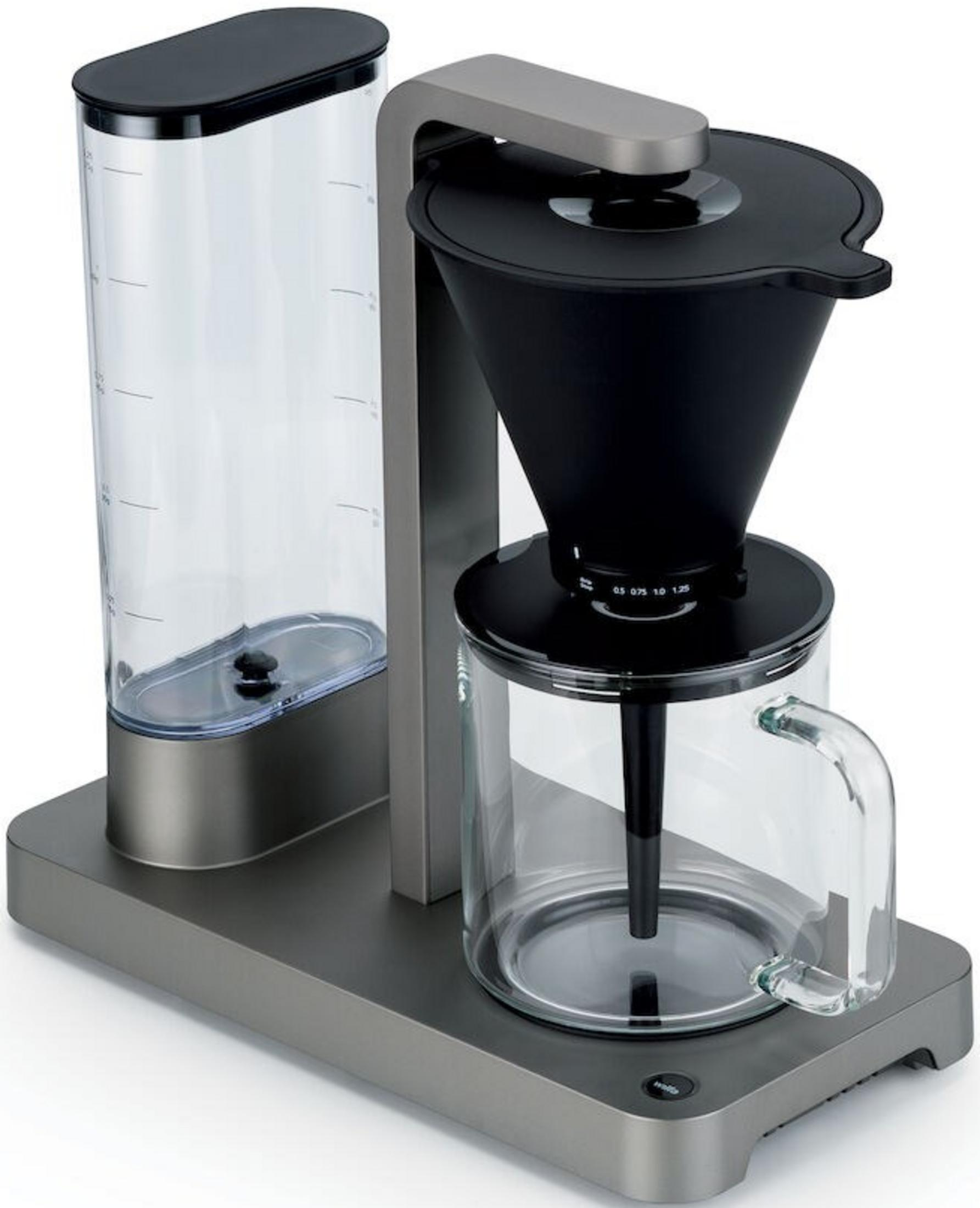 Una macchina da caffè moderna con caraffa in vetro e portafiltro nero.