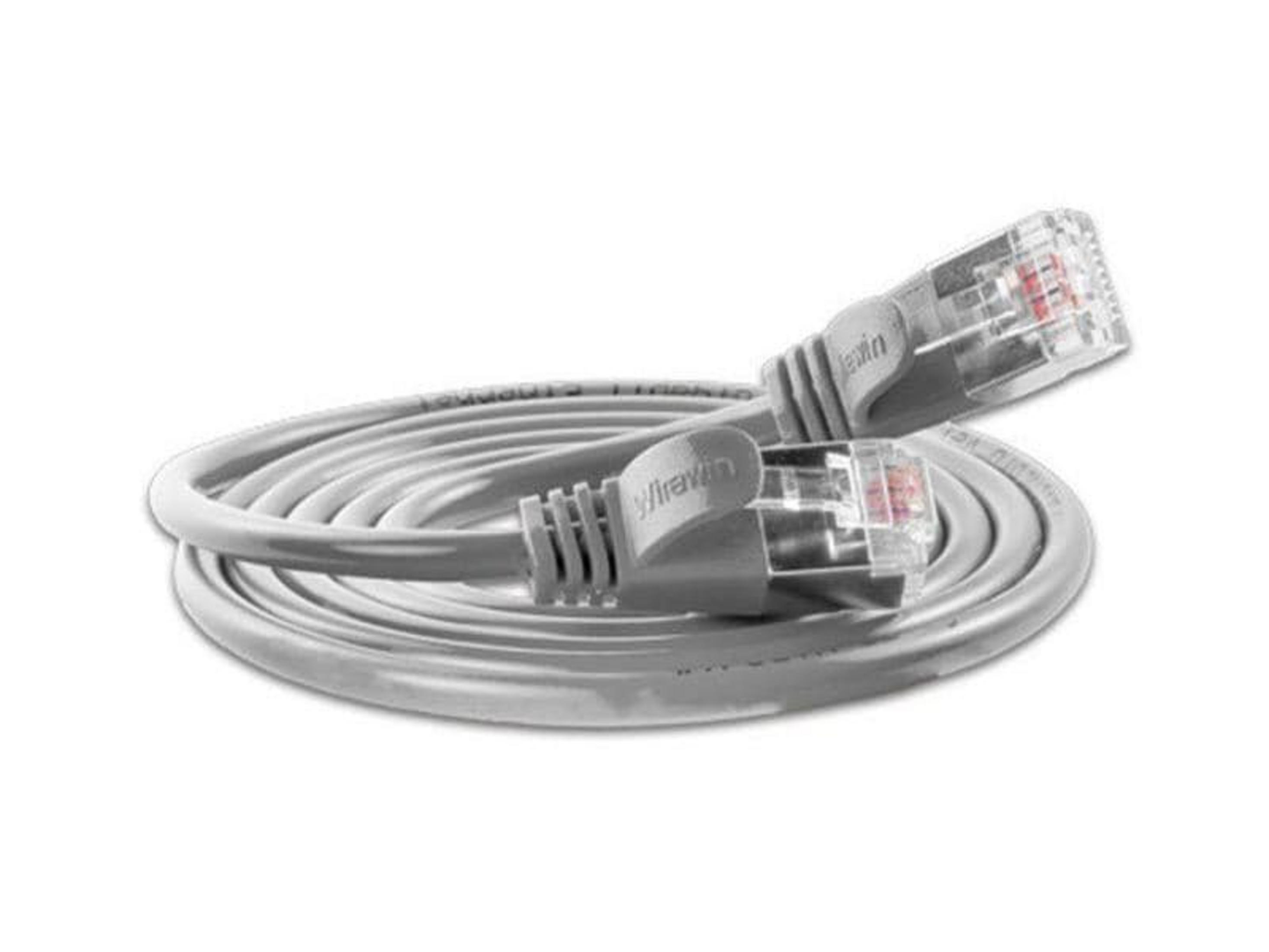 Un câble Ethernet gris avec connecteurs transparents, enroulé.