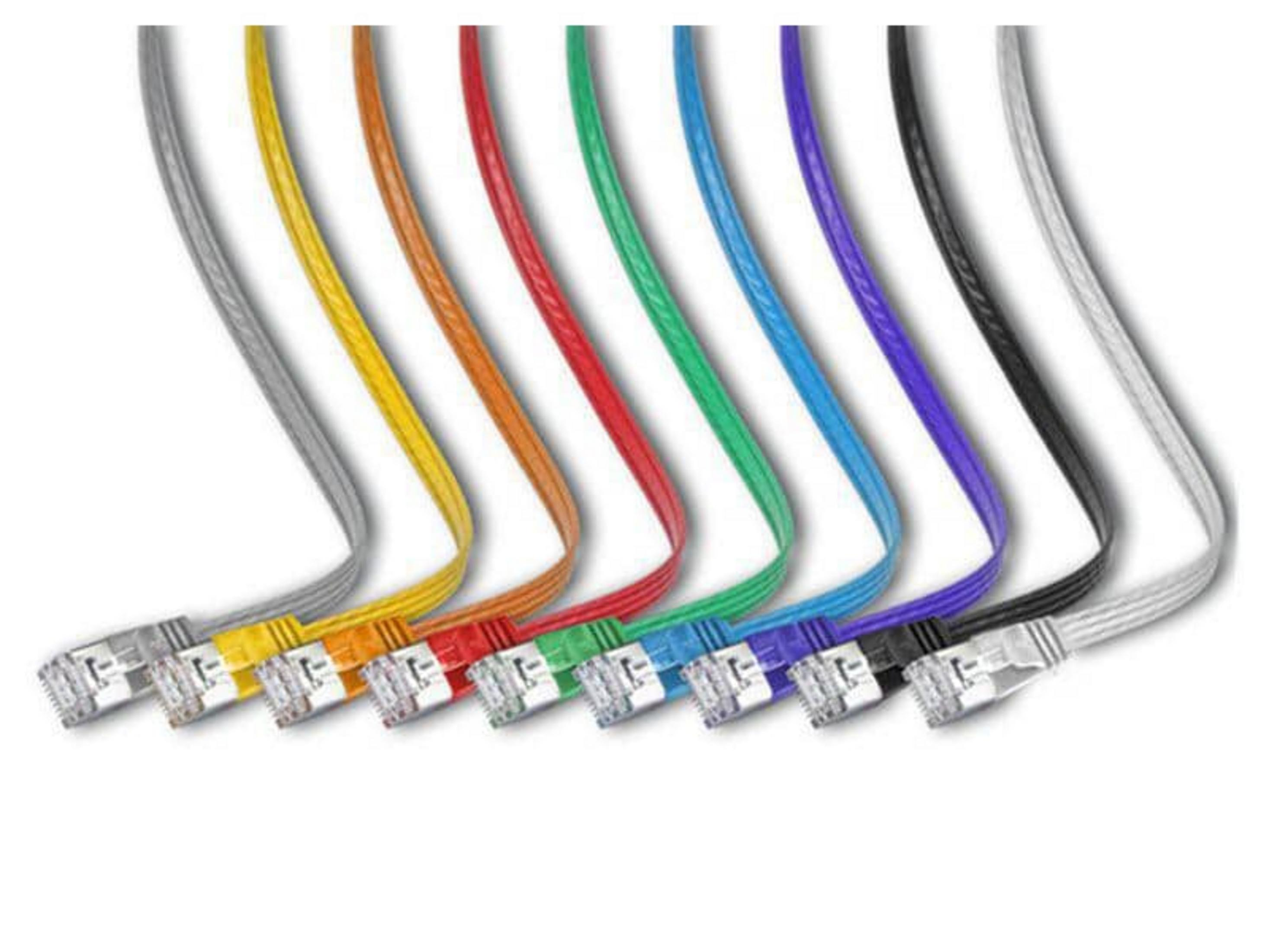 Plusieurs câbles réseau colorés avec connecteurs sur fond blanc.