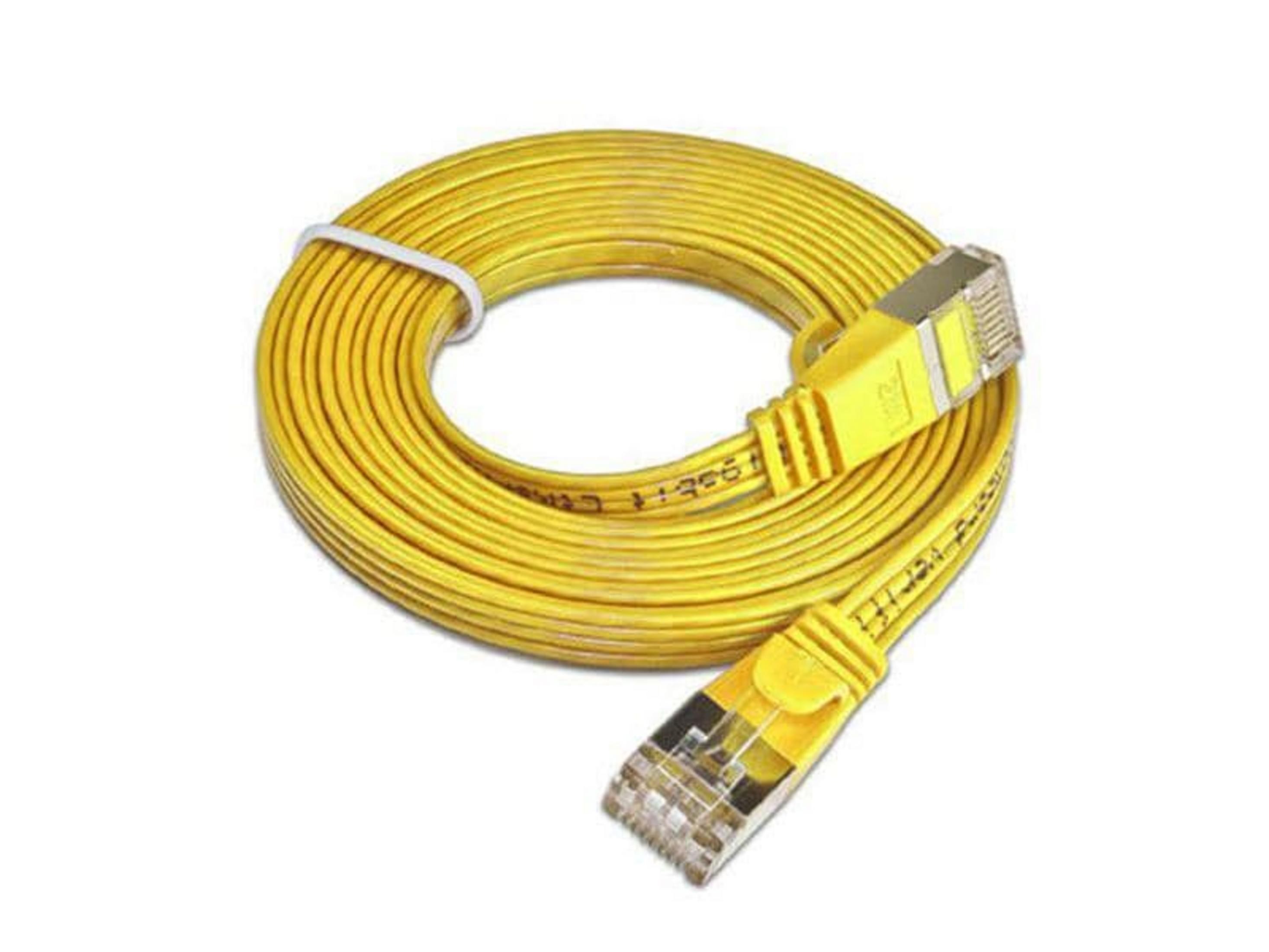 Un câble Ethernet jaune avec connecteurs RJ45, enroulé.