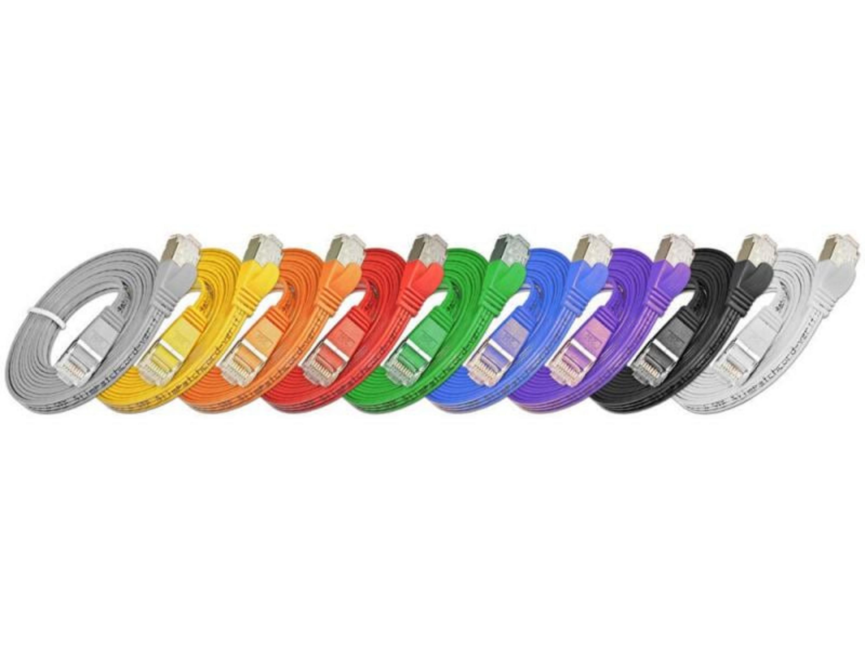 Rangées de câbles Ethernet de différentes couleurs : gris, jaune, orange, rouge, vert, bleu, violet, noir, blanc.