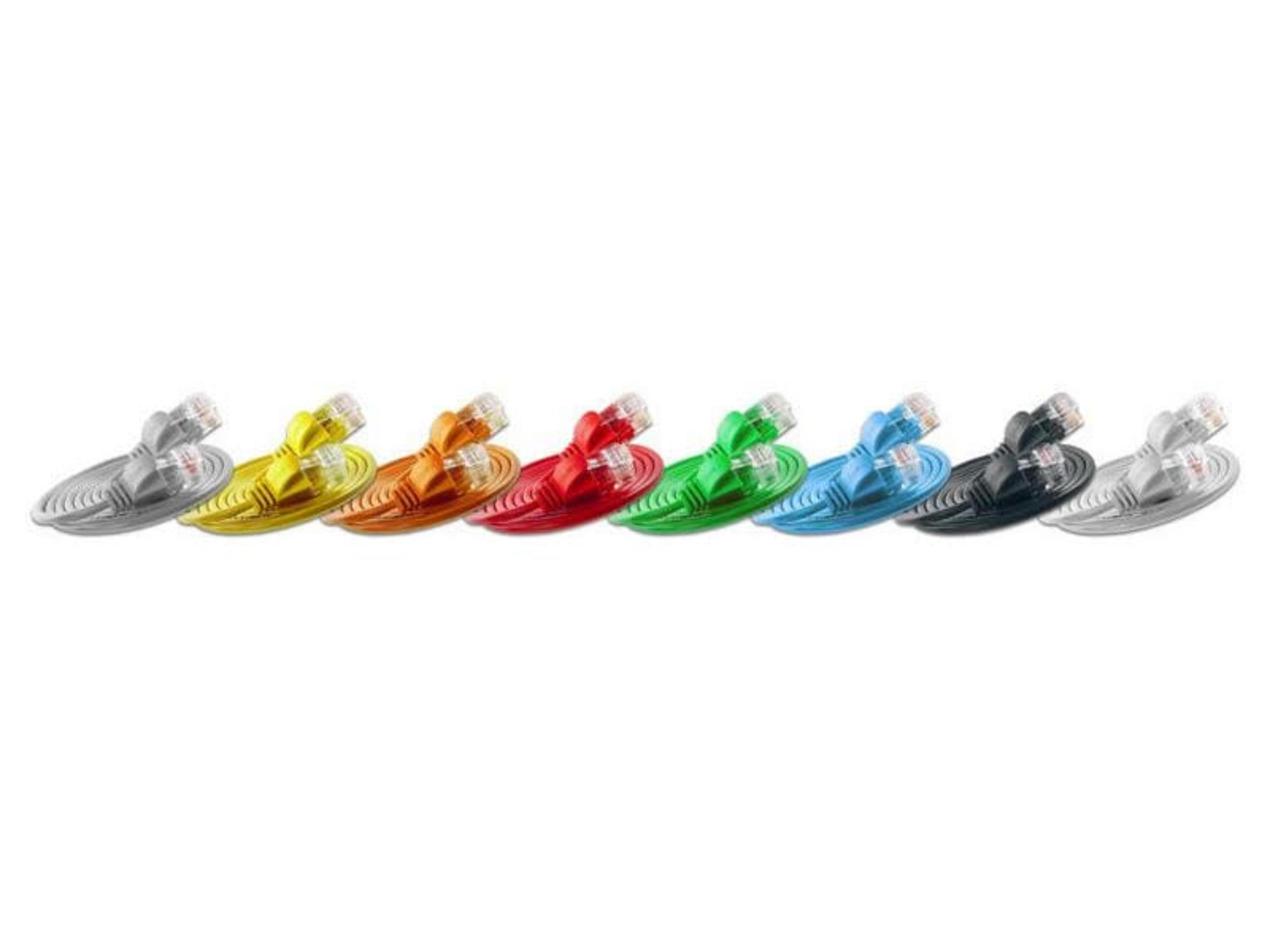 Rangs de câbles réseau colorés sur fond blanc.