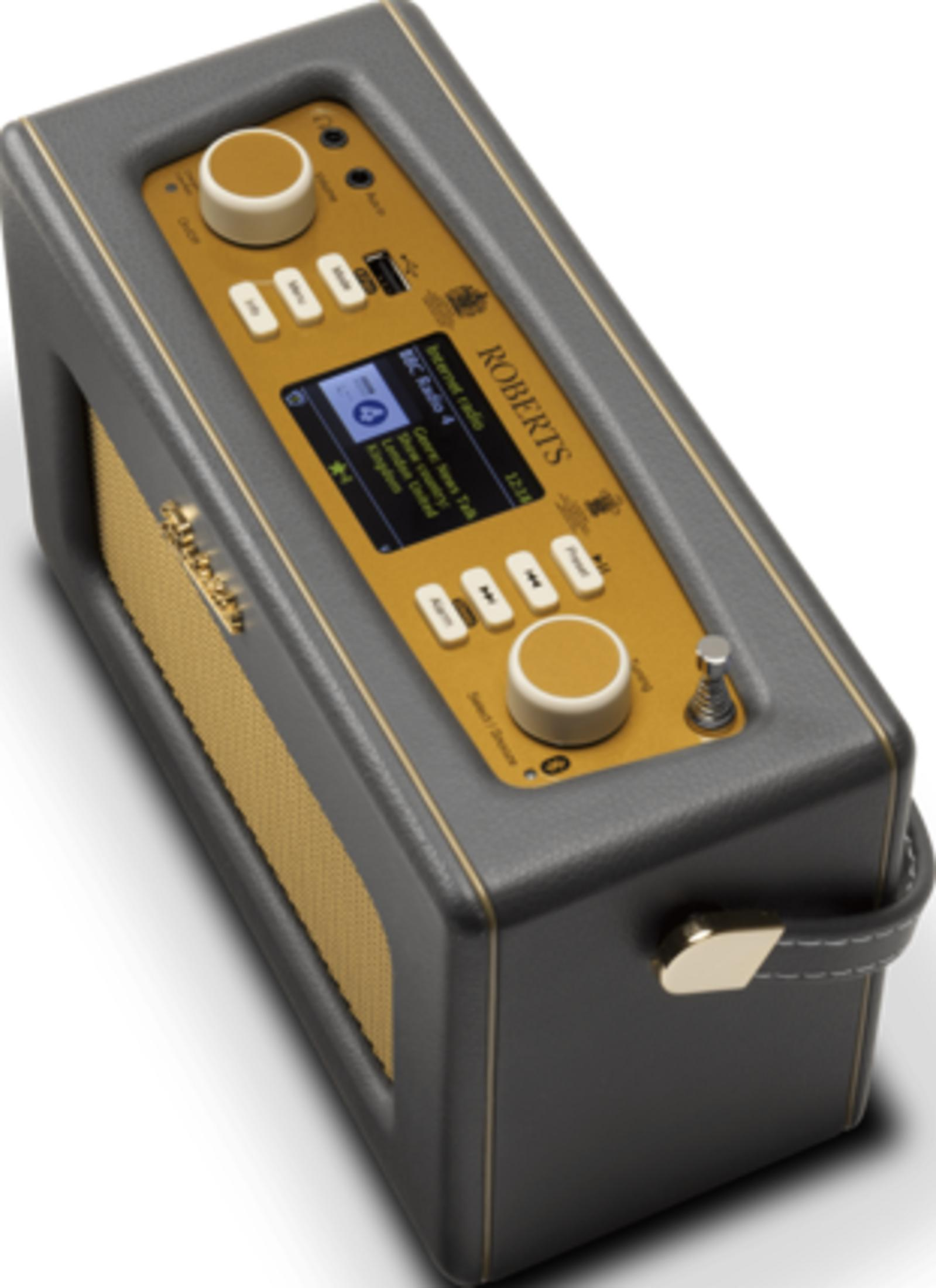 Szare radio Roberts ze złotym panelem przednim i ekranem.