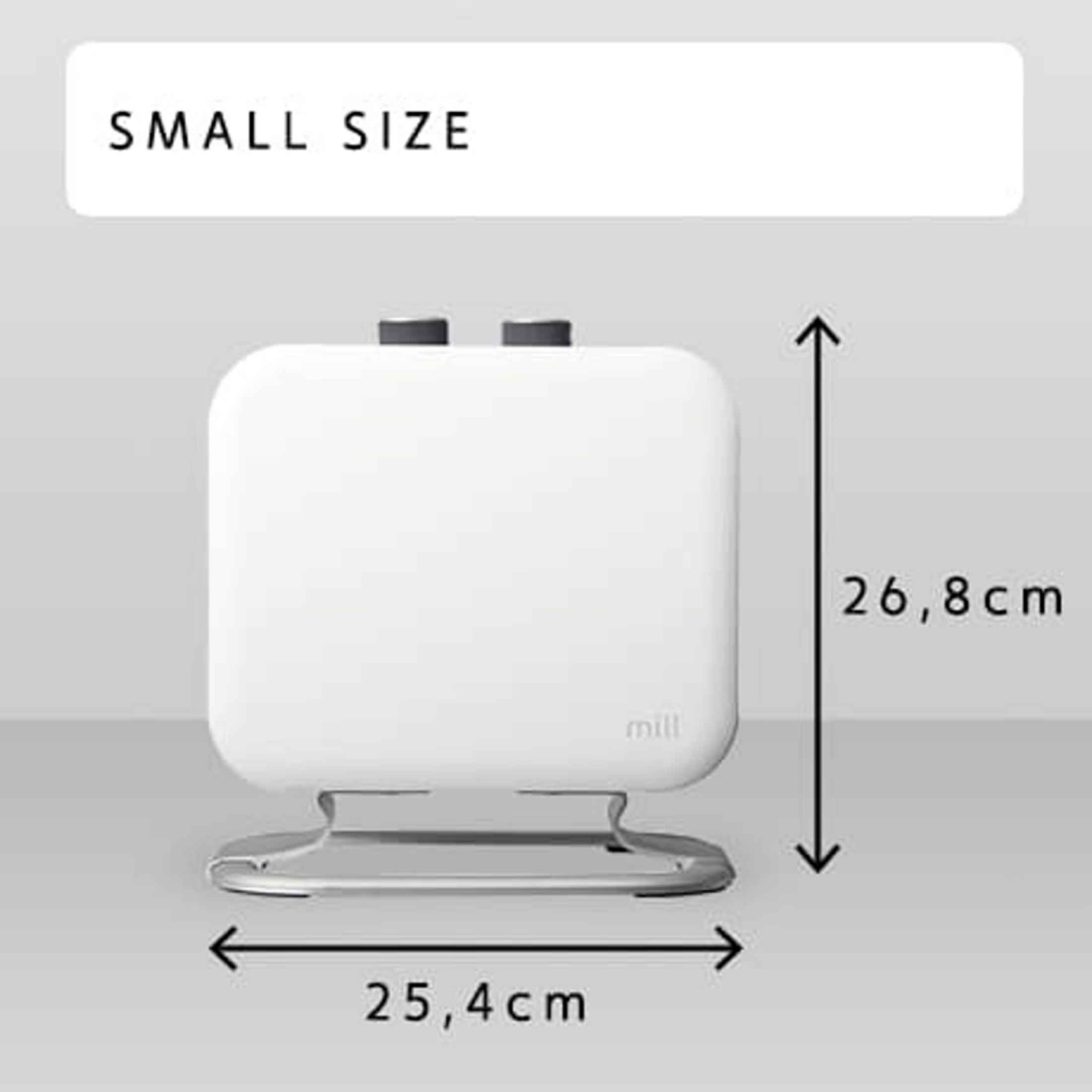 Un riscaldatore bianco con supporto argentato. Dimensioni: 25,4 cm largh., 26,8 cm alt.