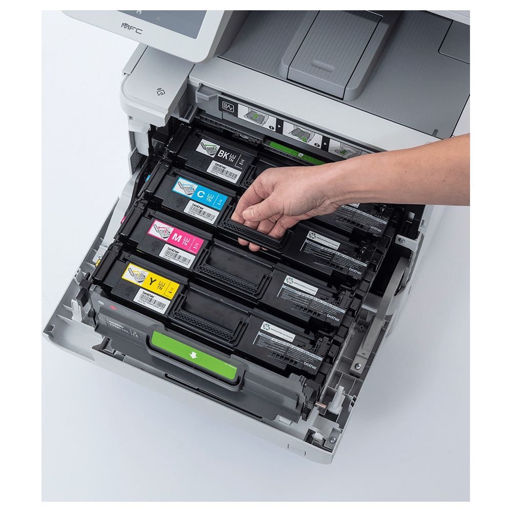 Ręka wyjmuje kasetę z tonerem z drukarki.