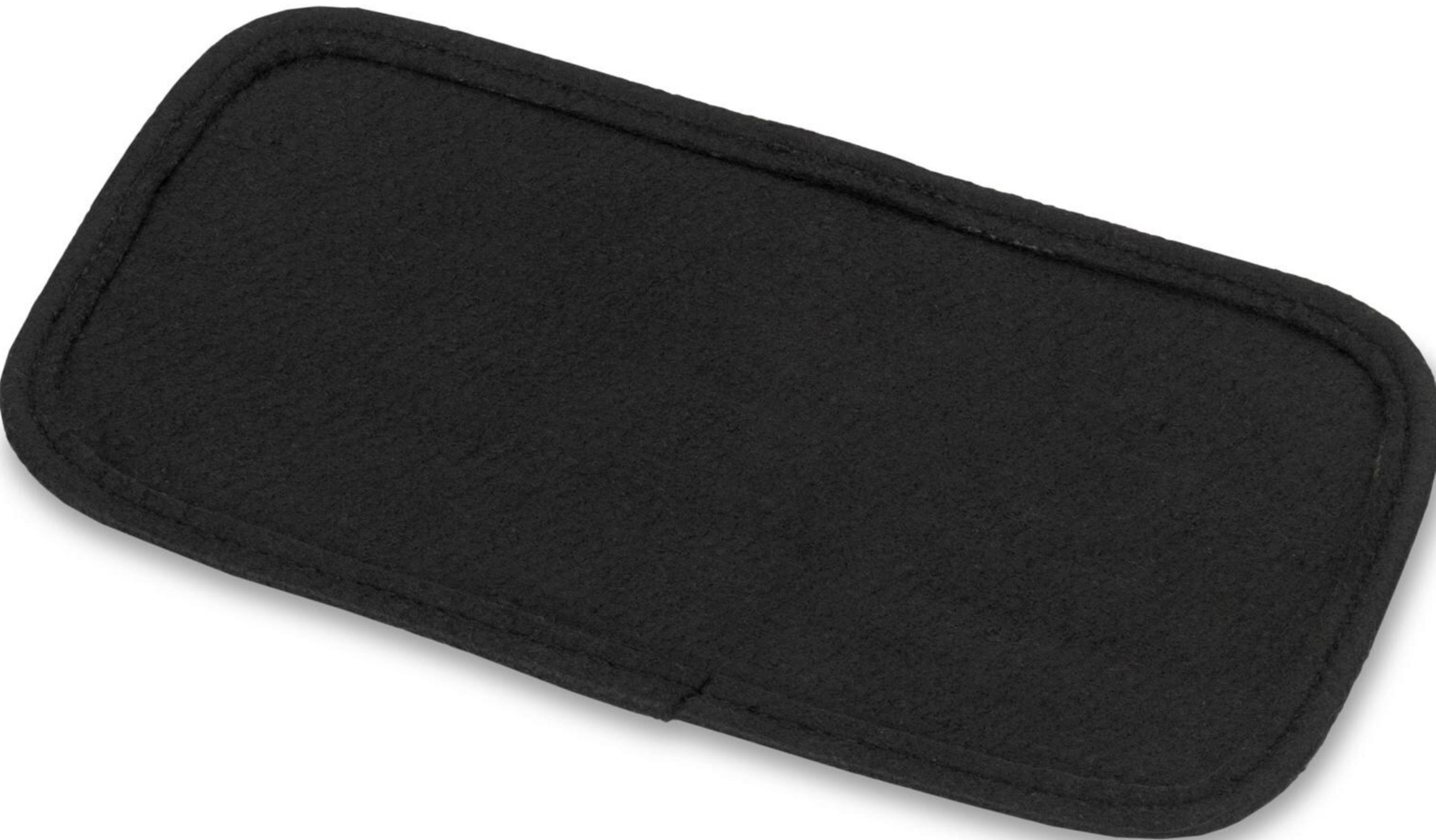Un pad rettangolare in feltro nero con angoli arrotondati e cuciture.