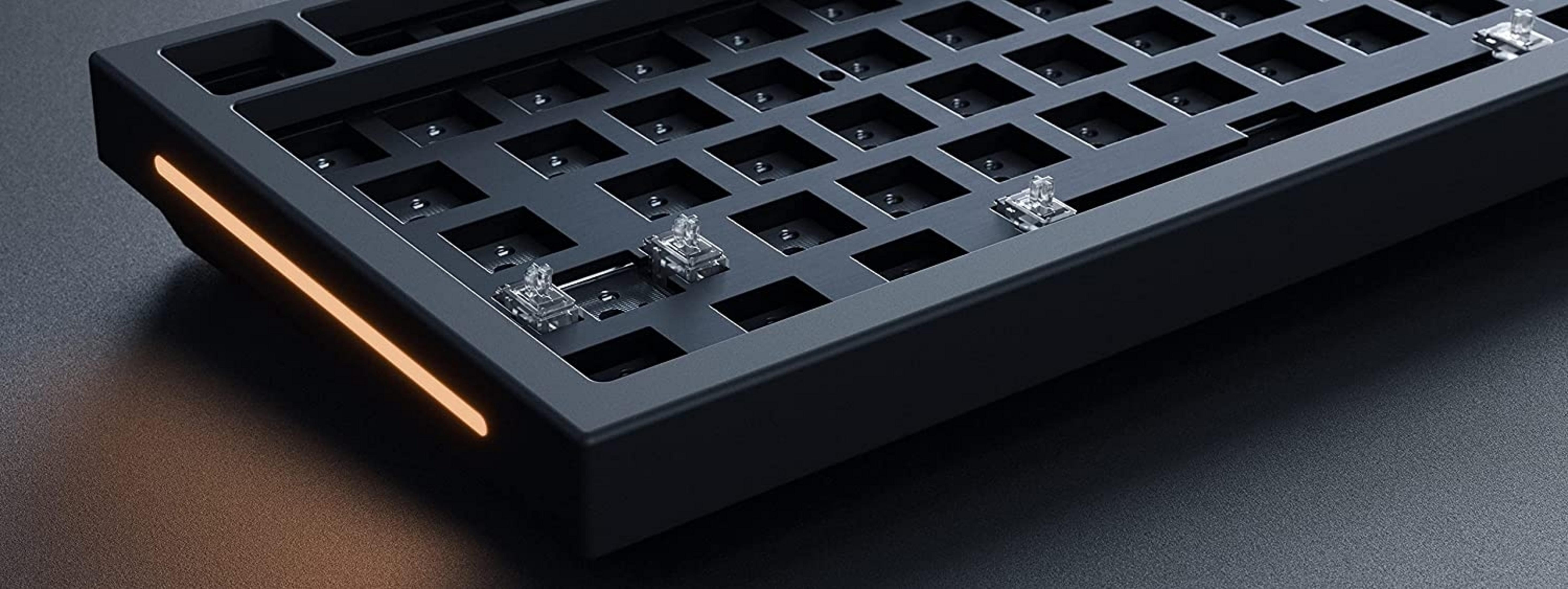 Dunkelgraue Tastatur ohne Tasten mit orangefarbener Beleuchtung.