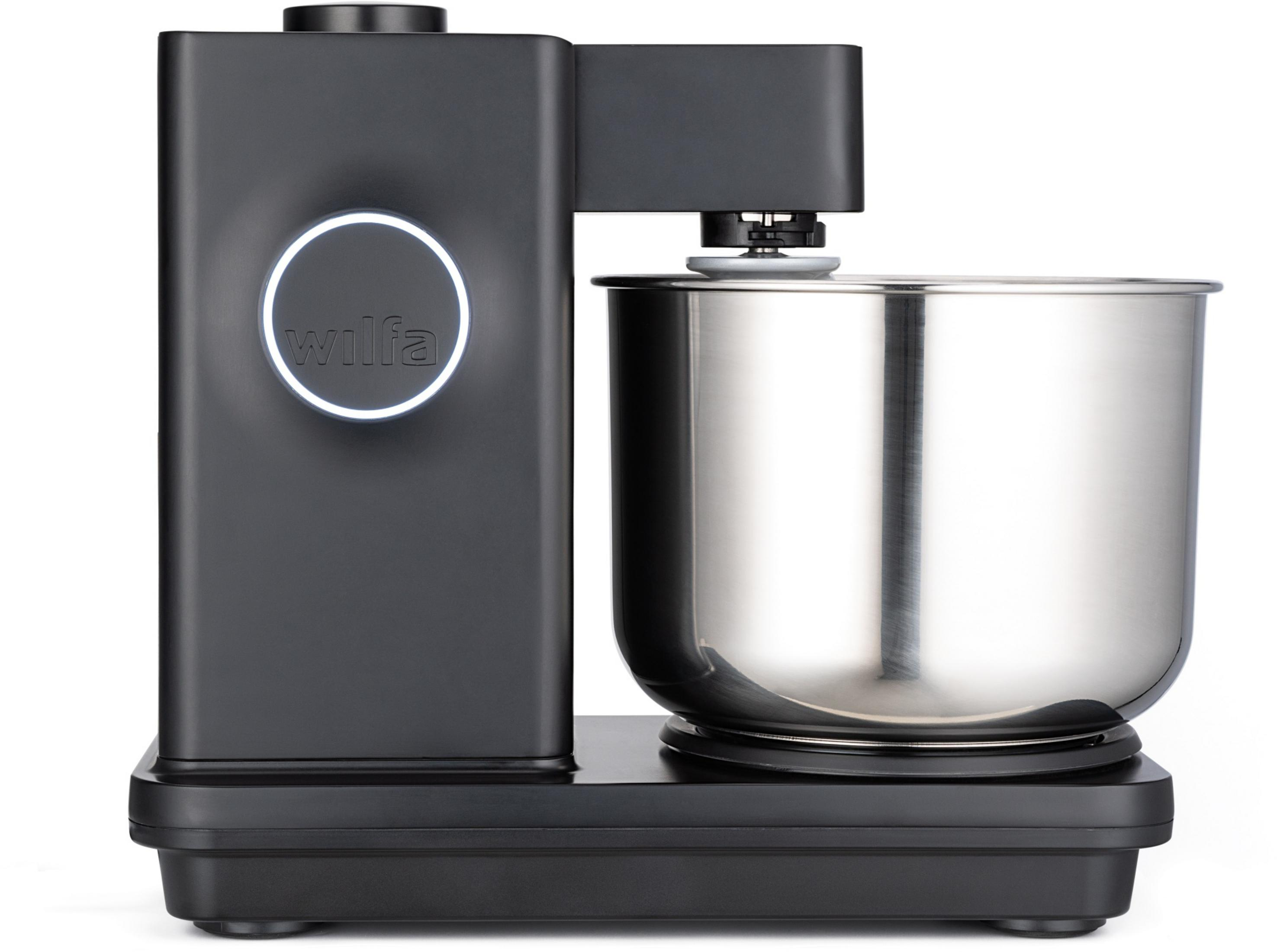 Un robot de cocina negro con bol de acero inoxidable y logo Wilfa iluminado.
