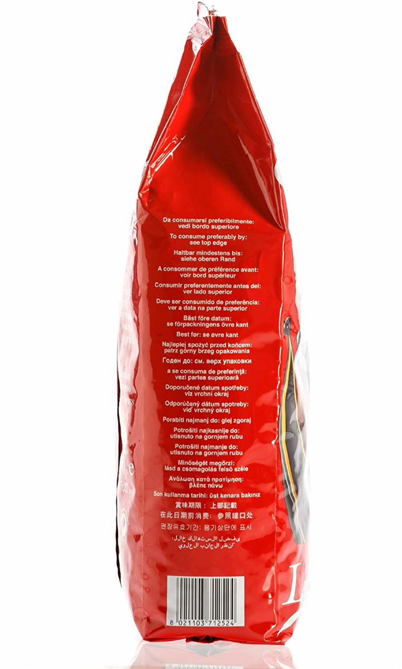 Confezione rossa con date di scadenza multilingue vicino al bordo superiore.