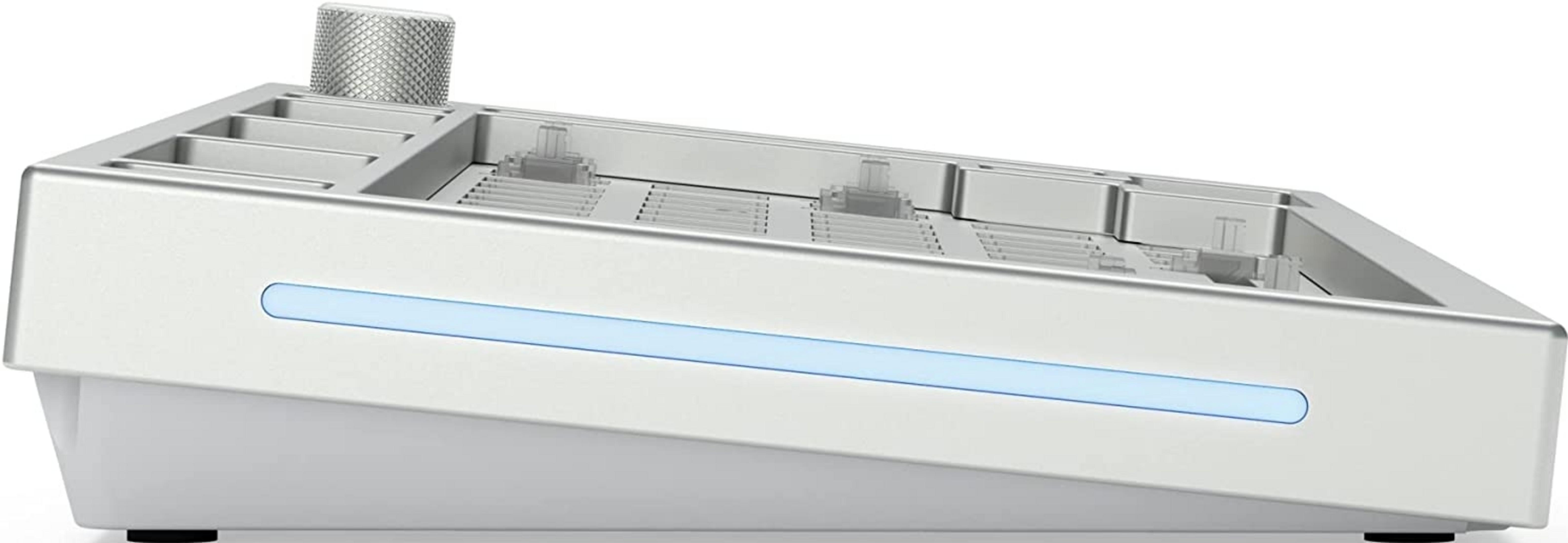 Silbernes Gehäuse mit Drehknopf und blauer LED-Leiste.