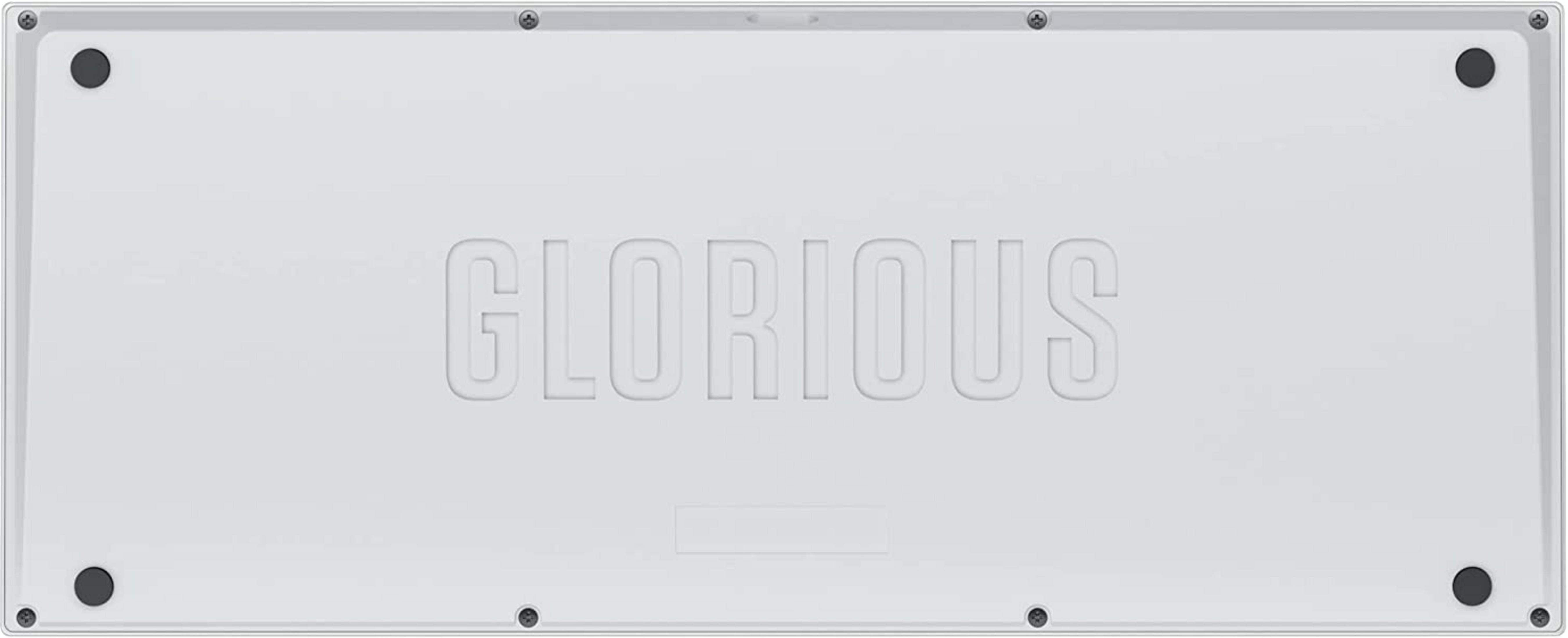 Die Rückseite einer weißen Tastatur mit dem eingeprägten Schriftzug GLORIOUS.
