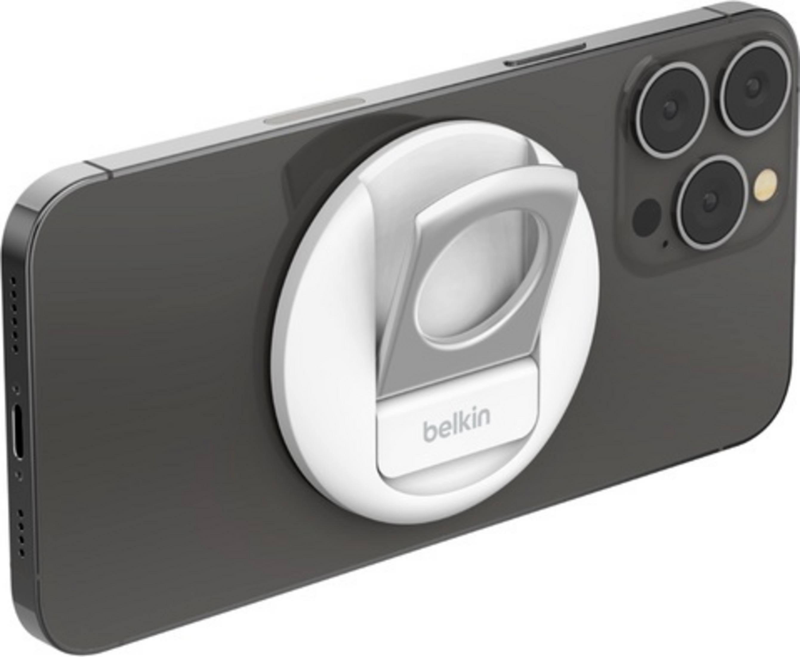 Een zwarte iPhone met een witte Belkin ringhouder aan de achterkant.