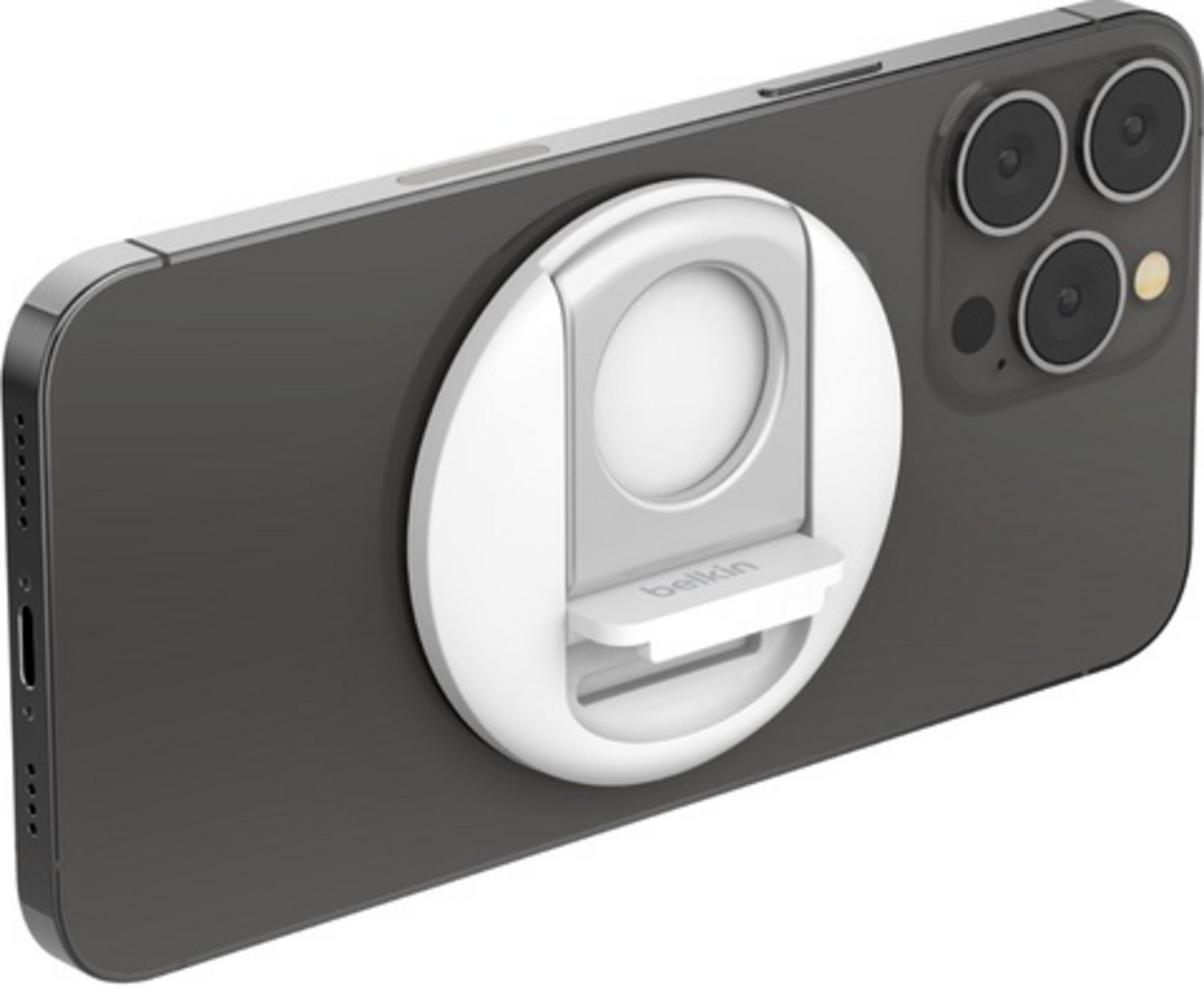Achterkant van een zwarte iPhone met een witte Belkin-standaard.