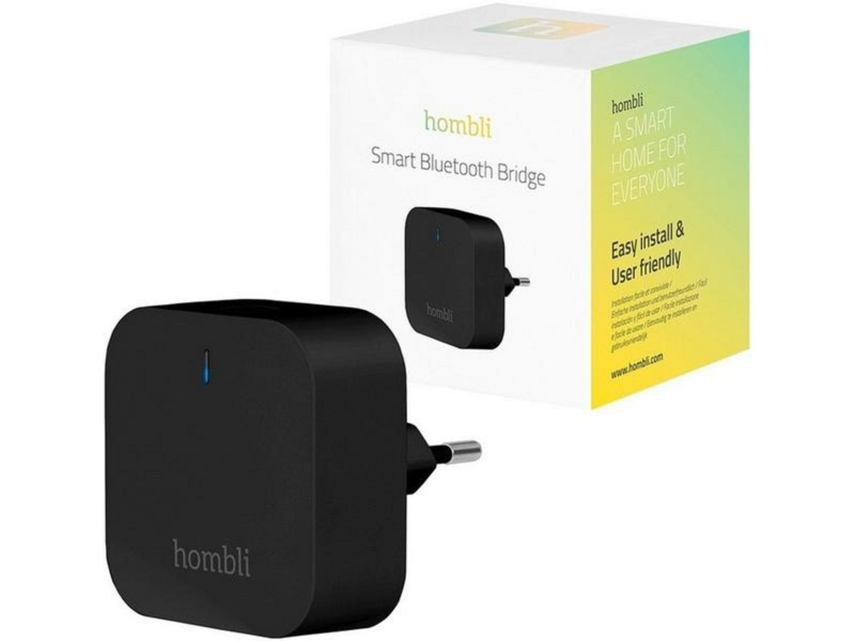 Una spina Hombli Smart Bluetooth Bridge nera con la sua confezione.