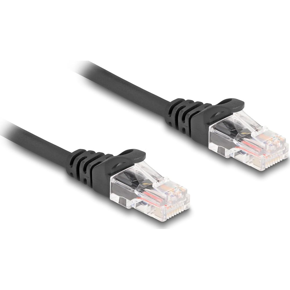 Dwa czarne kable sieciowe z przezroczystymi złączami leżą obok siebie.