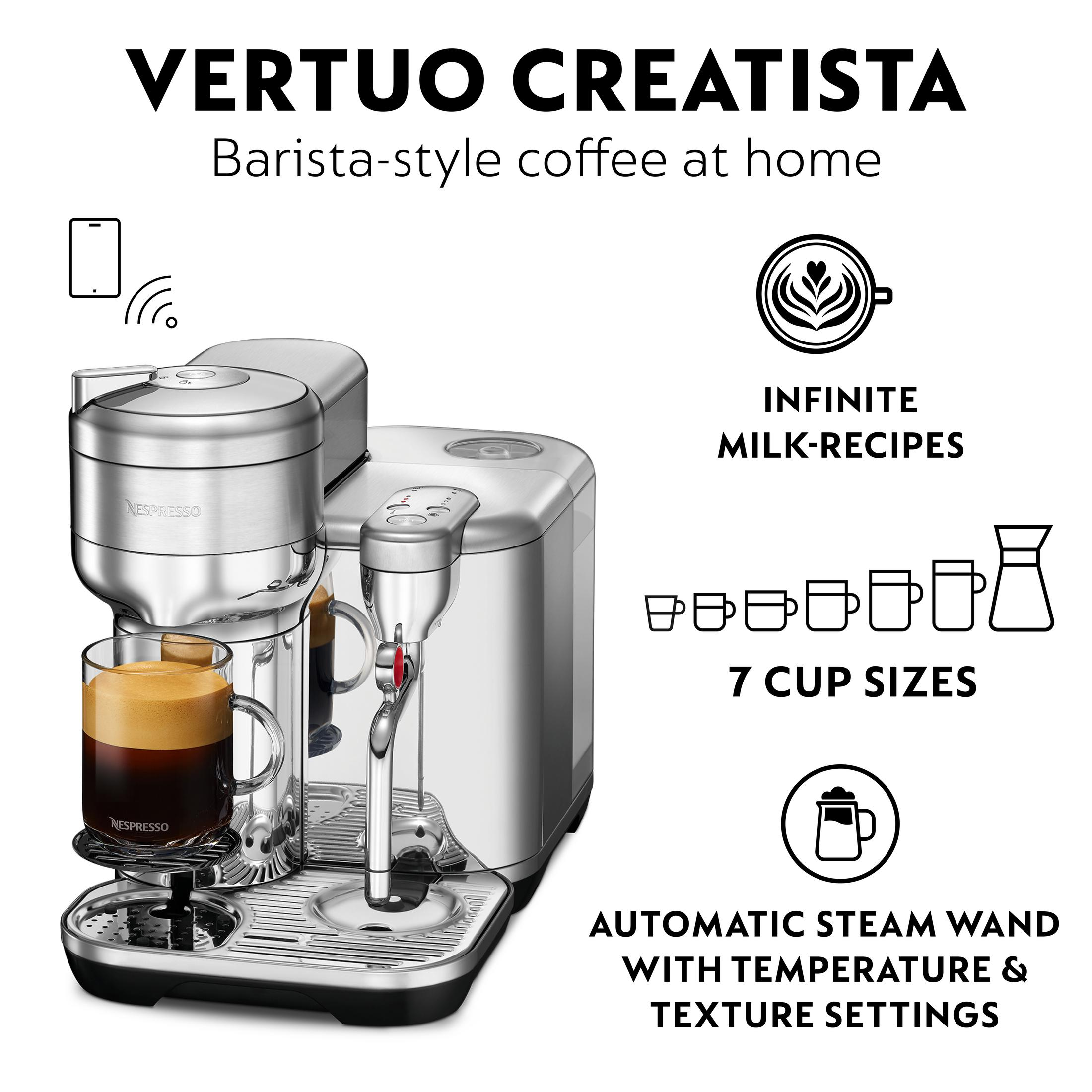 Silberne Kaffeemaschine mit Glas und Kaffee, Text zu Milch, Tassen & Dampf