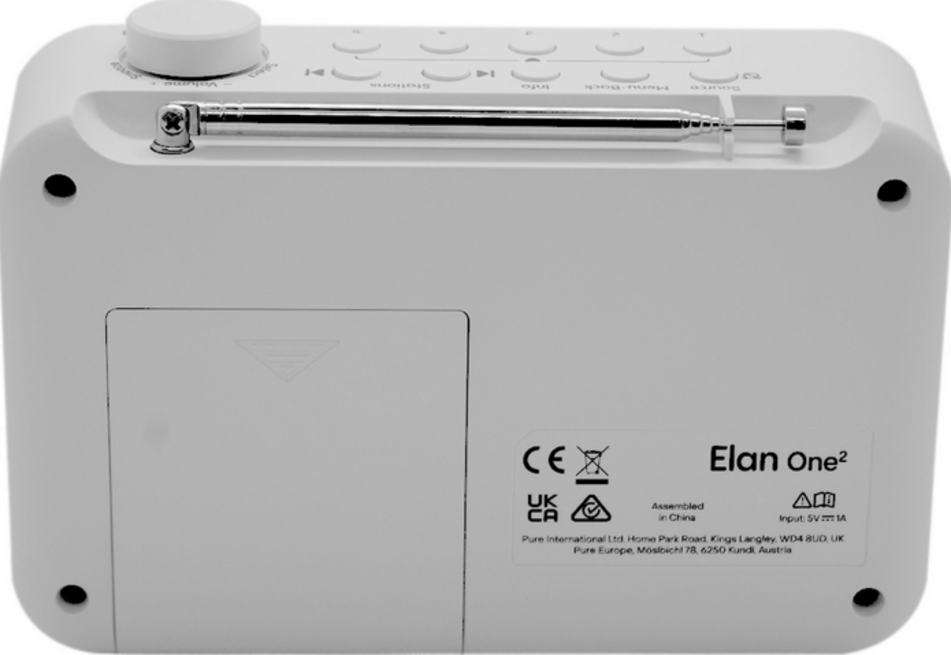 Białe radio Elan One2 z gałką głośności, przyciskami i wysuniętą anteną. Pokrywa baterii z tyłu.