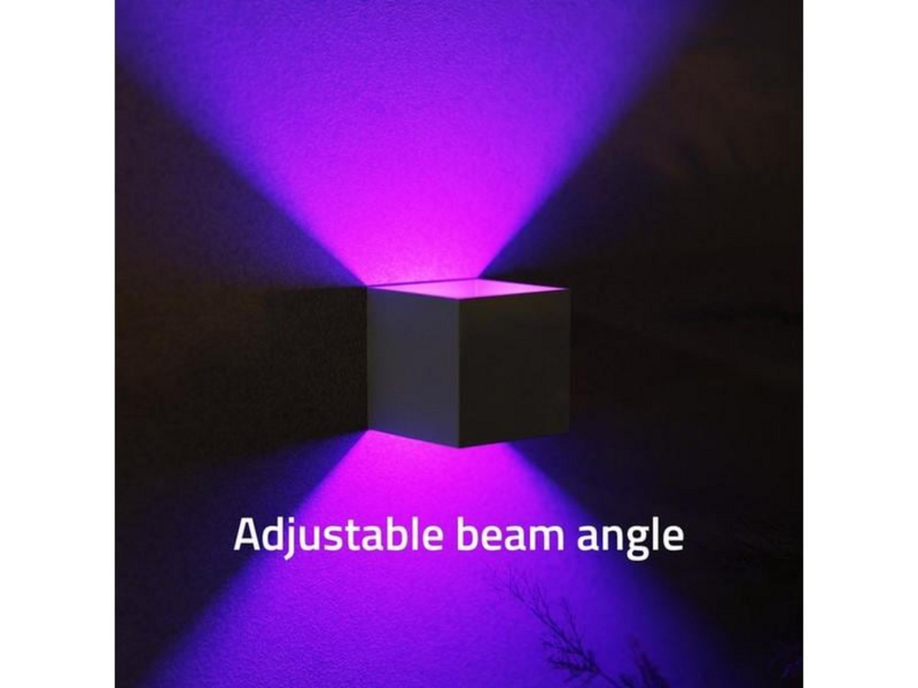 Un luminaire mural cubique projette une lumière violette vers le haut et le bas.
