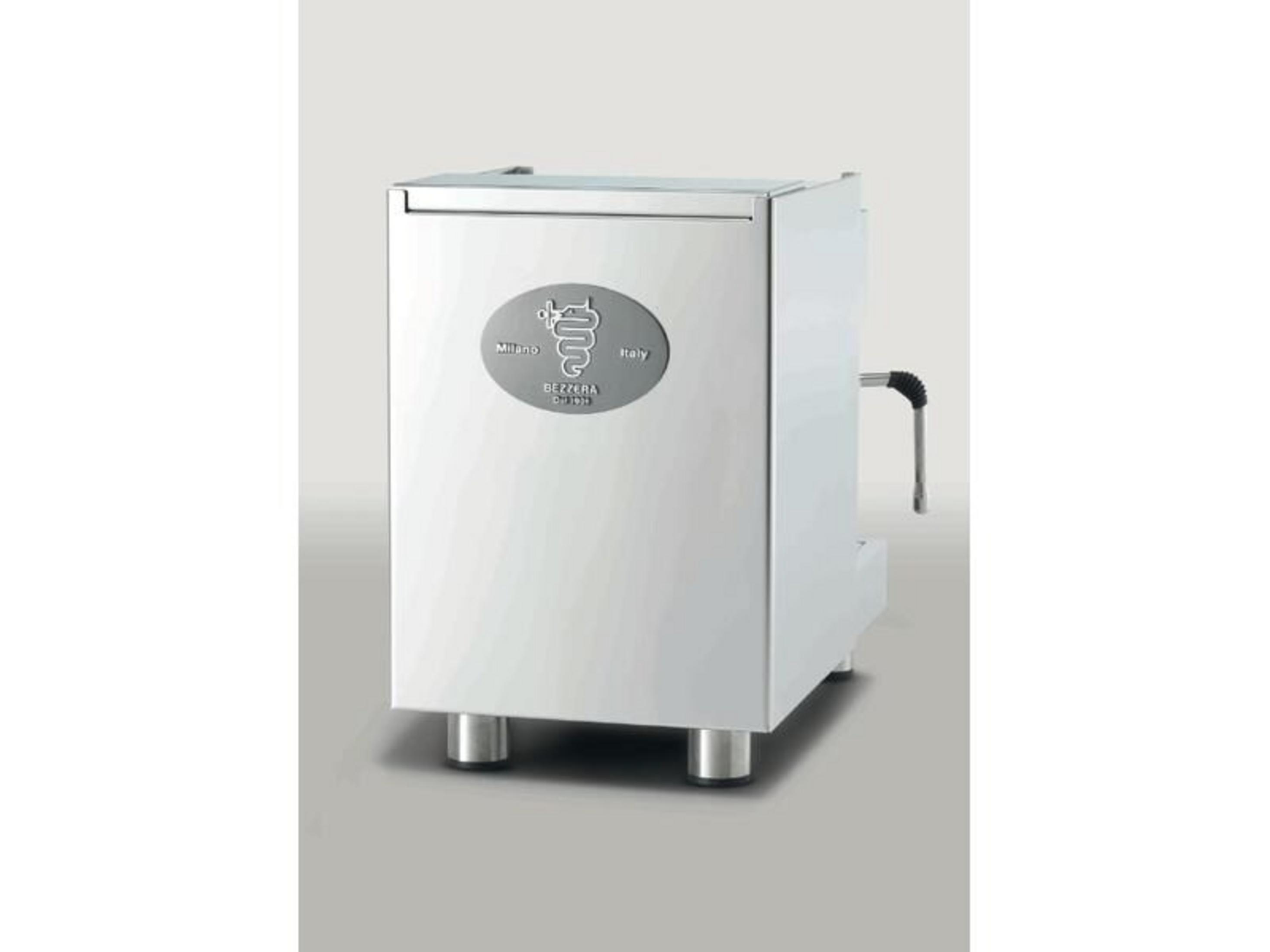 Une machine à expresso Bezzera blanche avec un emblème argenté et un tube vapeur.