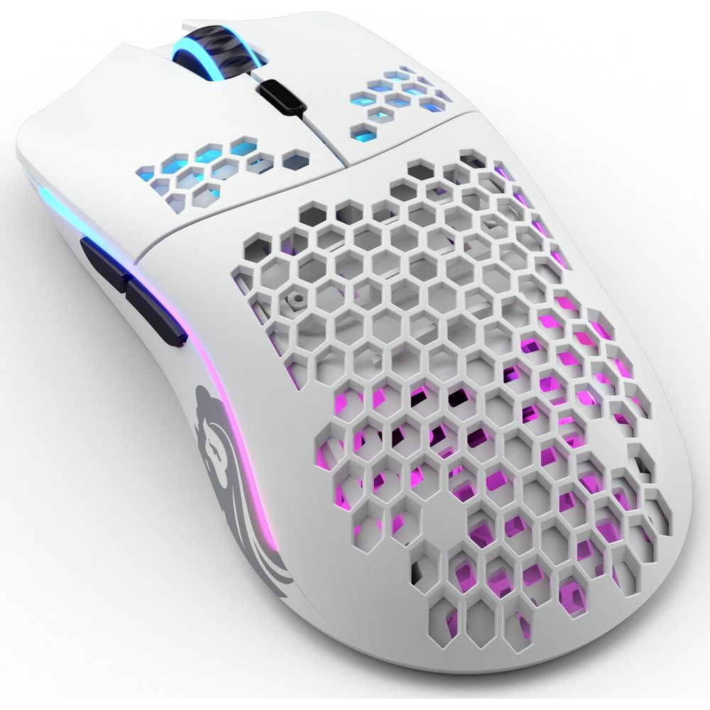 Ratón gaming blanco con diseño de panal y luces RGB.
