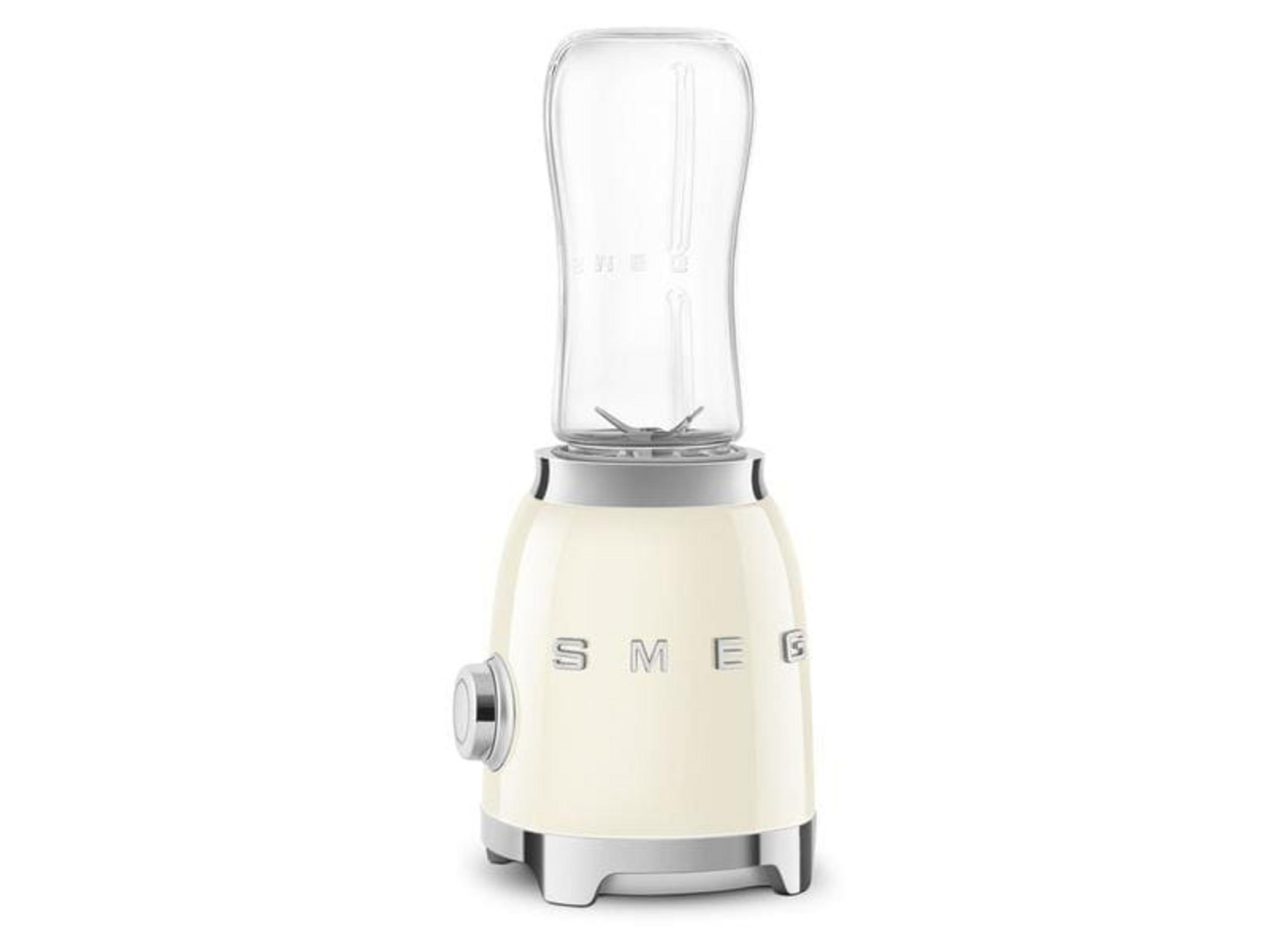 Kremowy blender Smeg ze szklanym kubkiem i srebrnym pokrętłem.