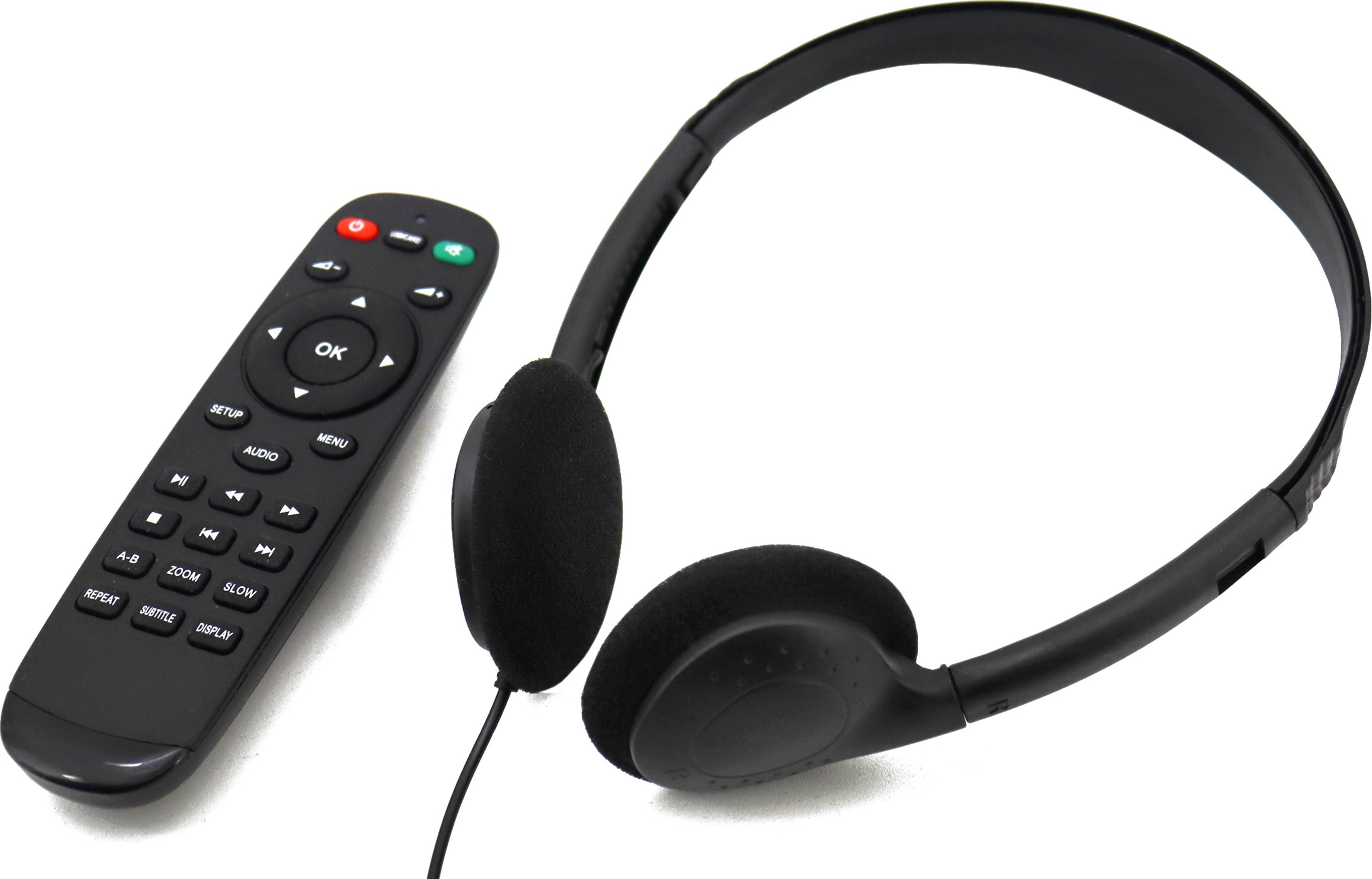 Czarny pilot i słuchawki na białym tle.