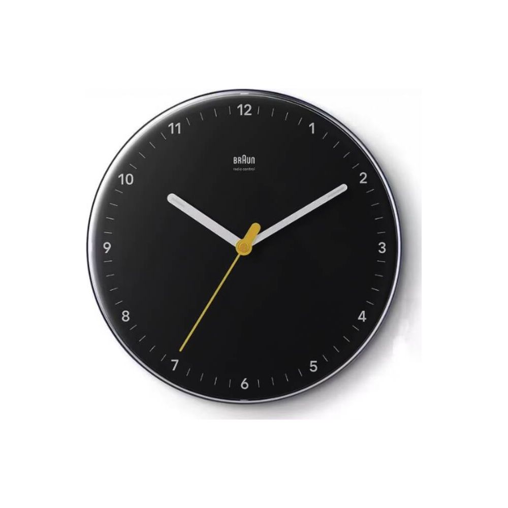 Horloge murale noire avec aiguilles blanches et trotteuse jaune.