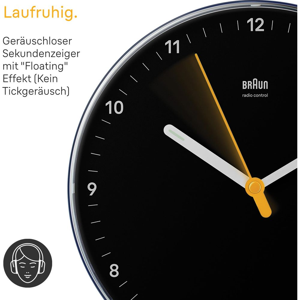 Horloge murale noire avec aiguilles blanches et jaunes. L'aiguille des secondes est jaune.