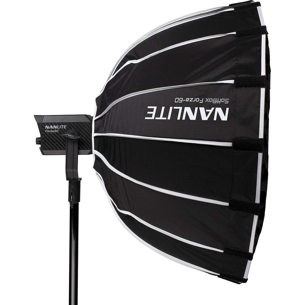 Un diffuseur softbox noir avec garniture blanche et le logo Nanlite sur l'appareil.