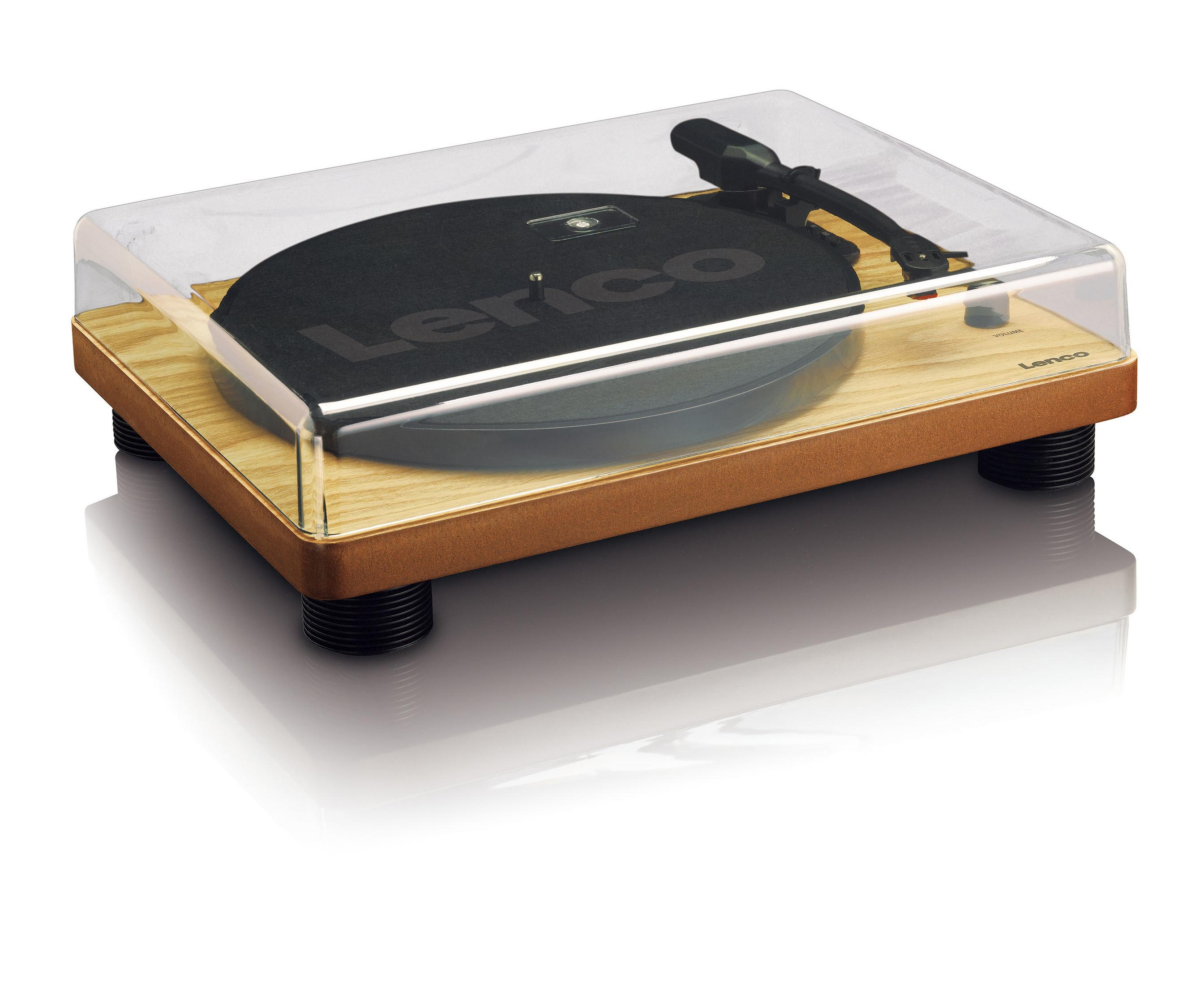 Gramofon z drewnianą podstawą, czarnym talerzem i przezroczystą pokrywą.