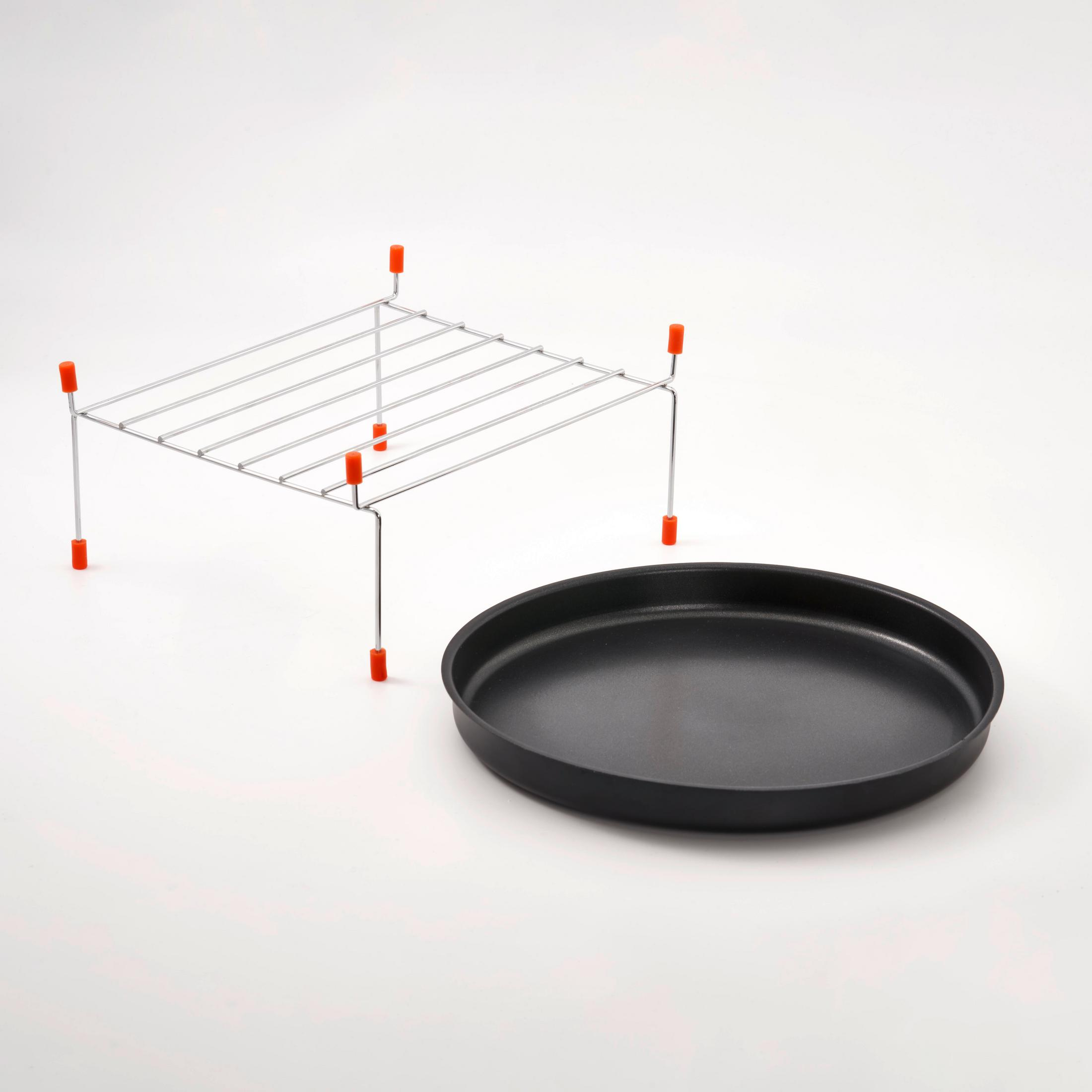 Ein Metallrost mit orangen Füßen steht neben einer schwarzen runden Backform auf weißem Grund.