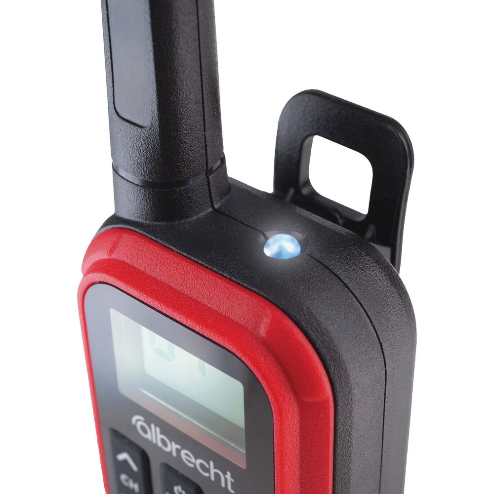 Nahaufnahme eines roten und schwarzen Walkie-Talkies mit blauem Licht.