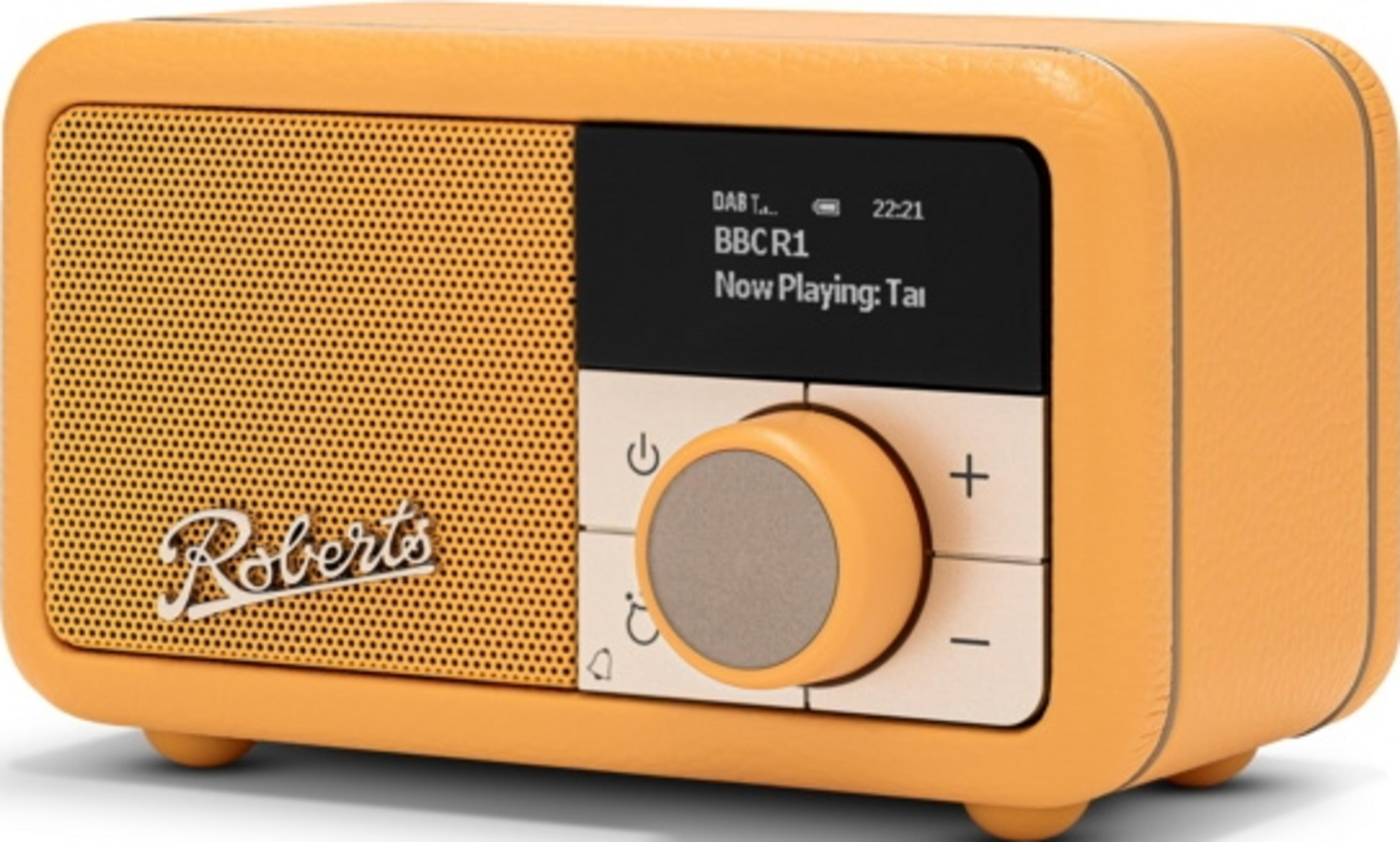 Pomarańczowe radio Roberts z maskownicą głośnika i cyfrowym wyświetlaczem.